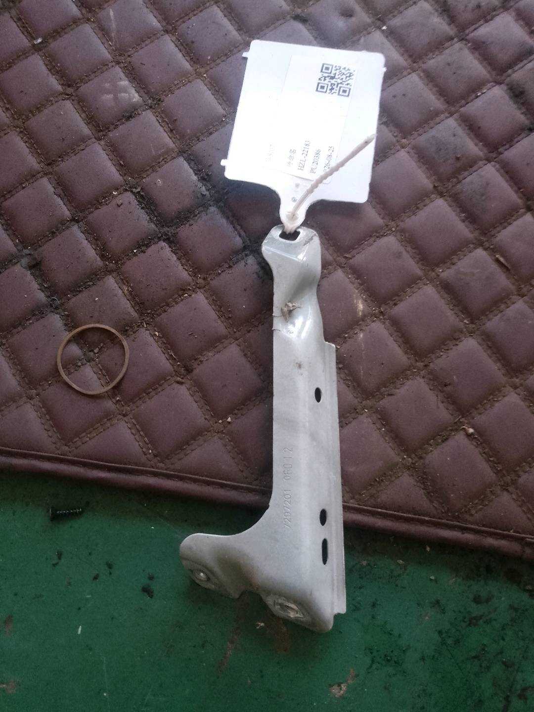 41007408661 Front Fender Mounting Bracket (Lower Left)