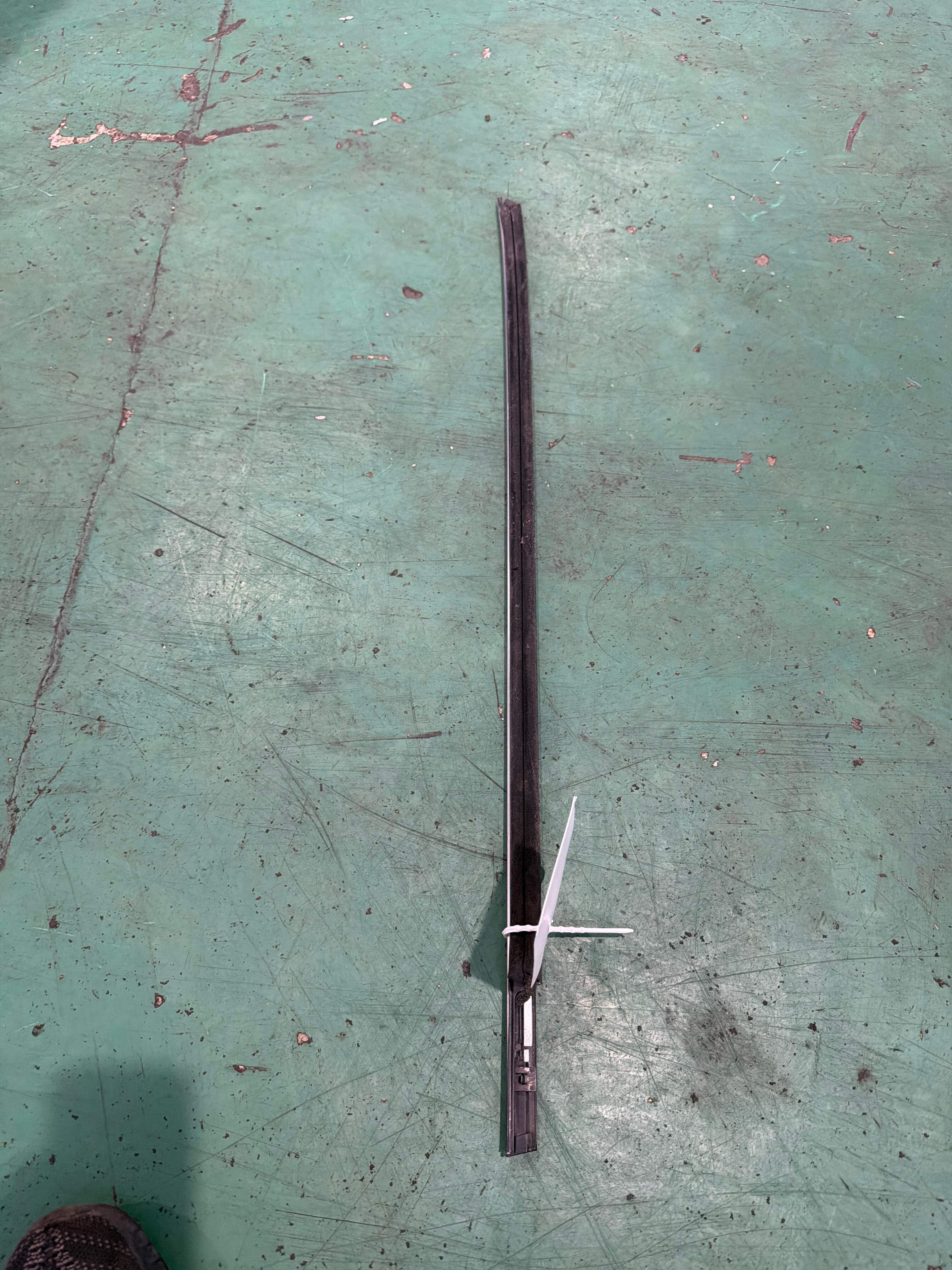 808211CA0A 前门玻璃压条(左外)