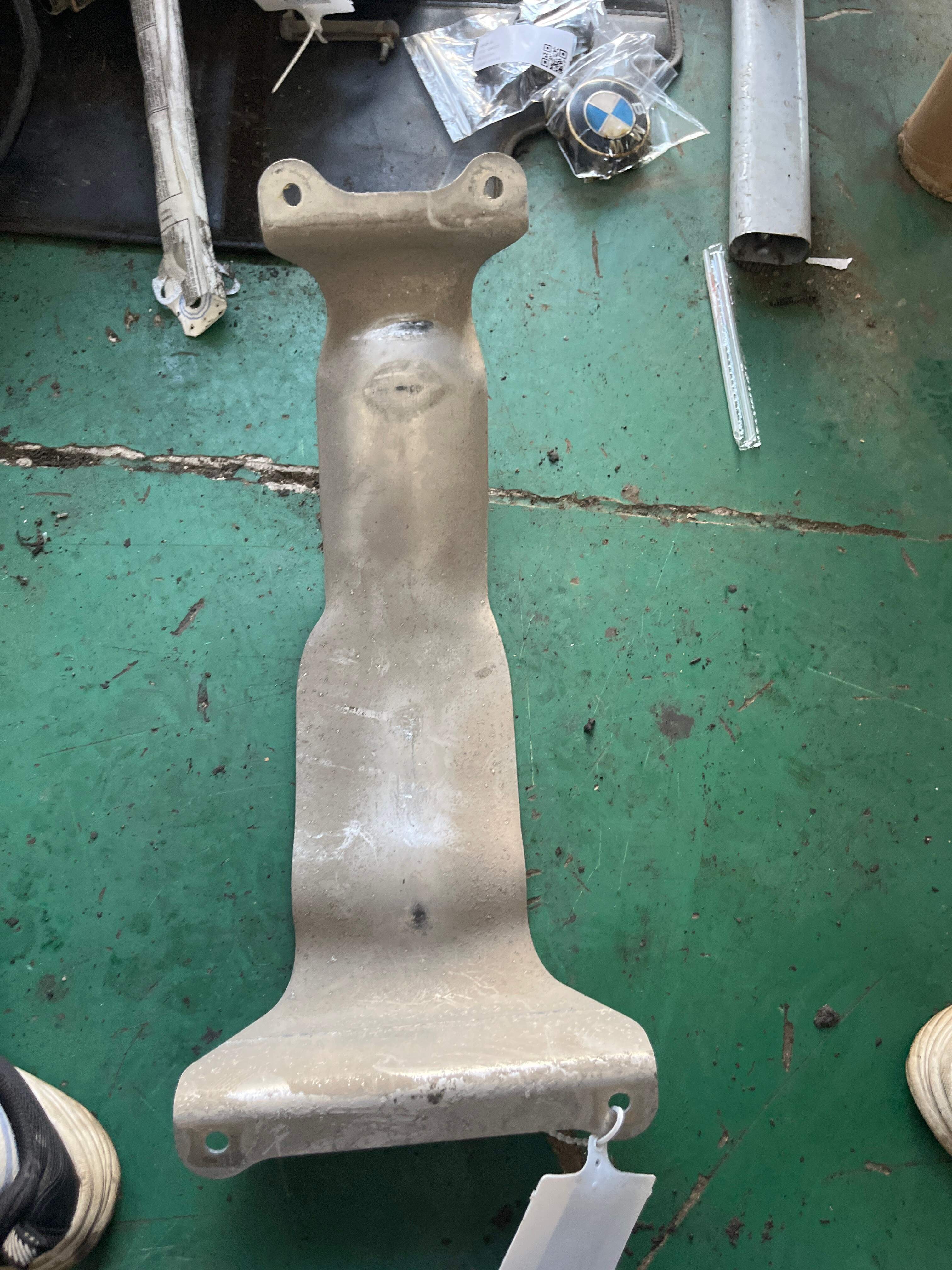 7L8201781 Support Plate