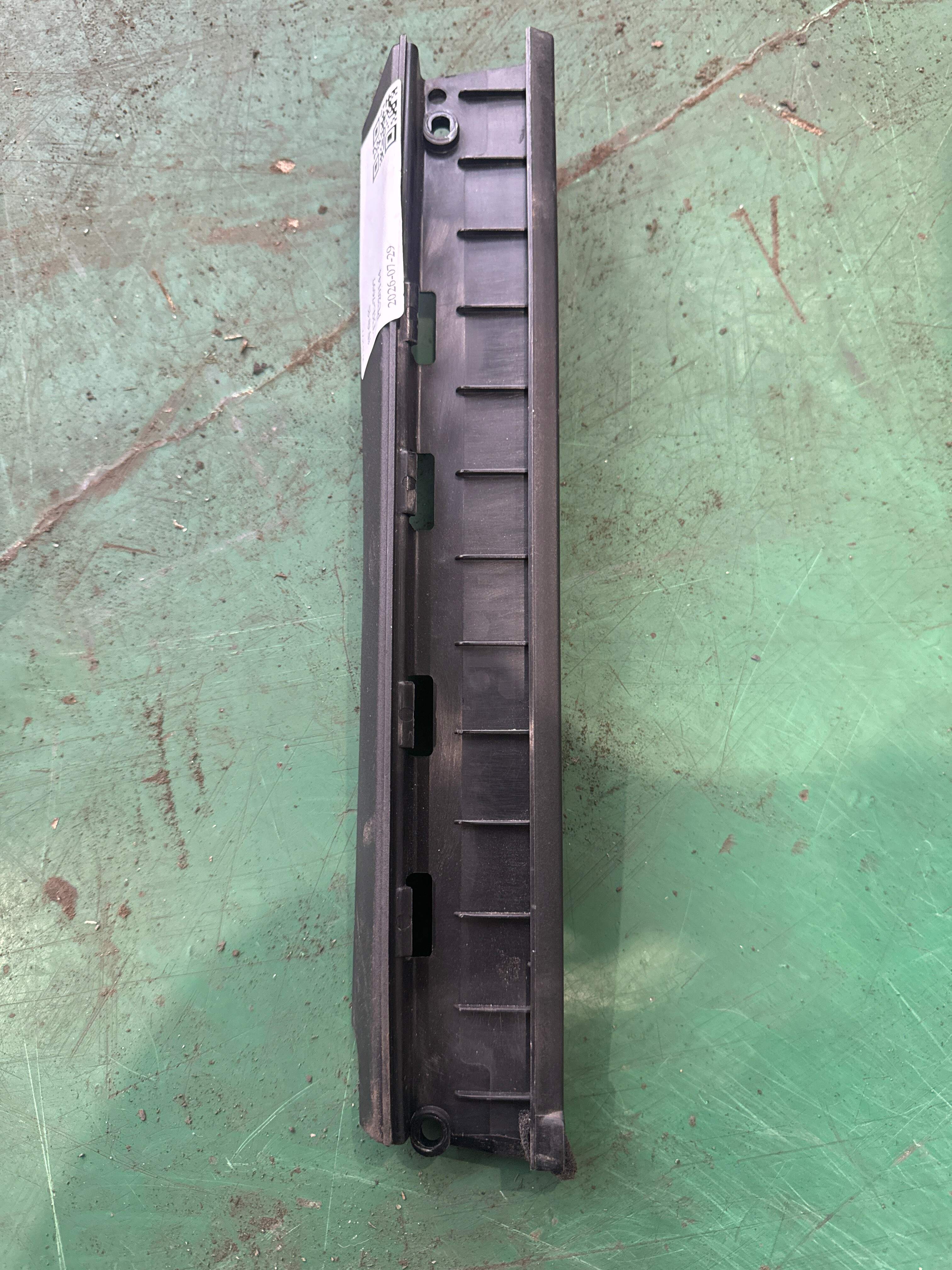 51359141420 后门玻璃导轨（右）