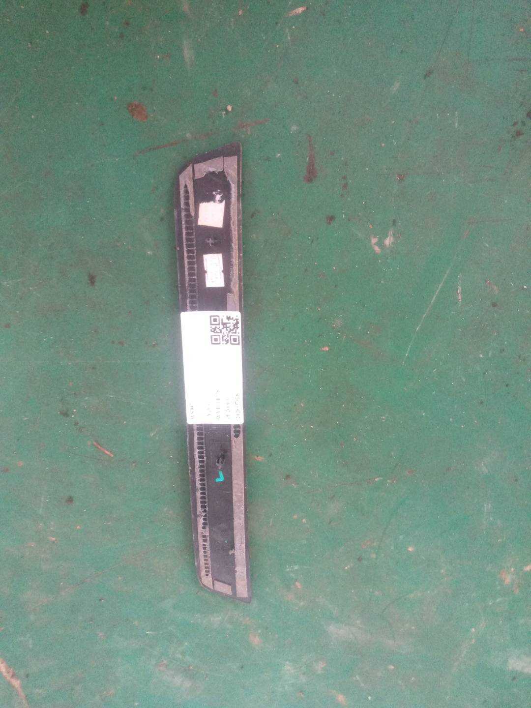 8WD853376 Rear Door Sill Trim Panel, Right