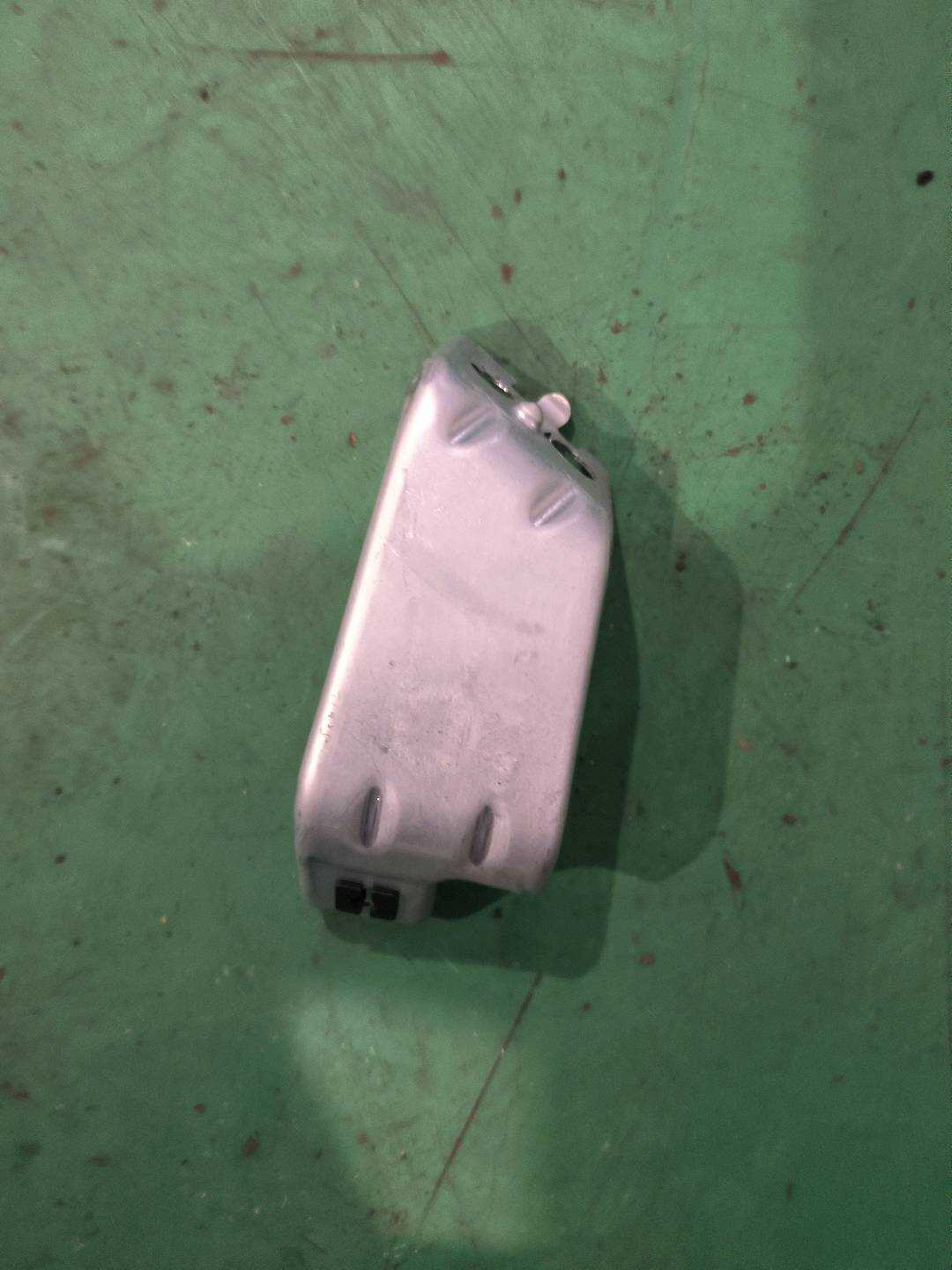 8R0864199 支架