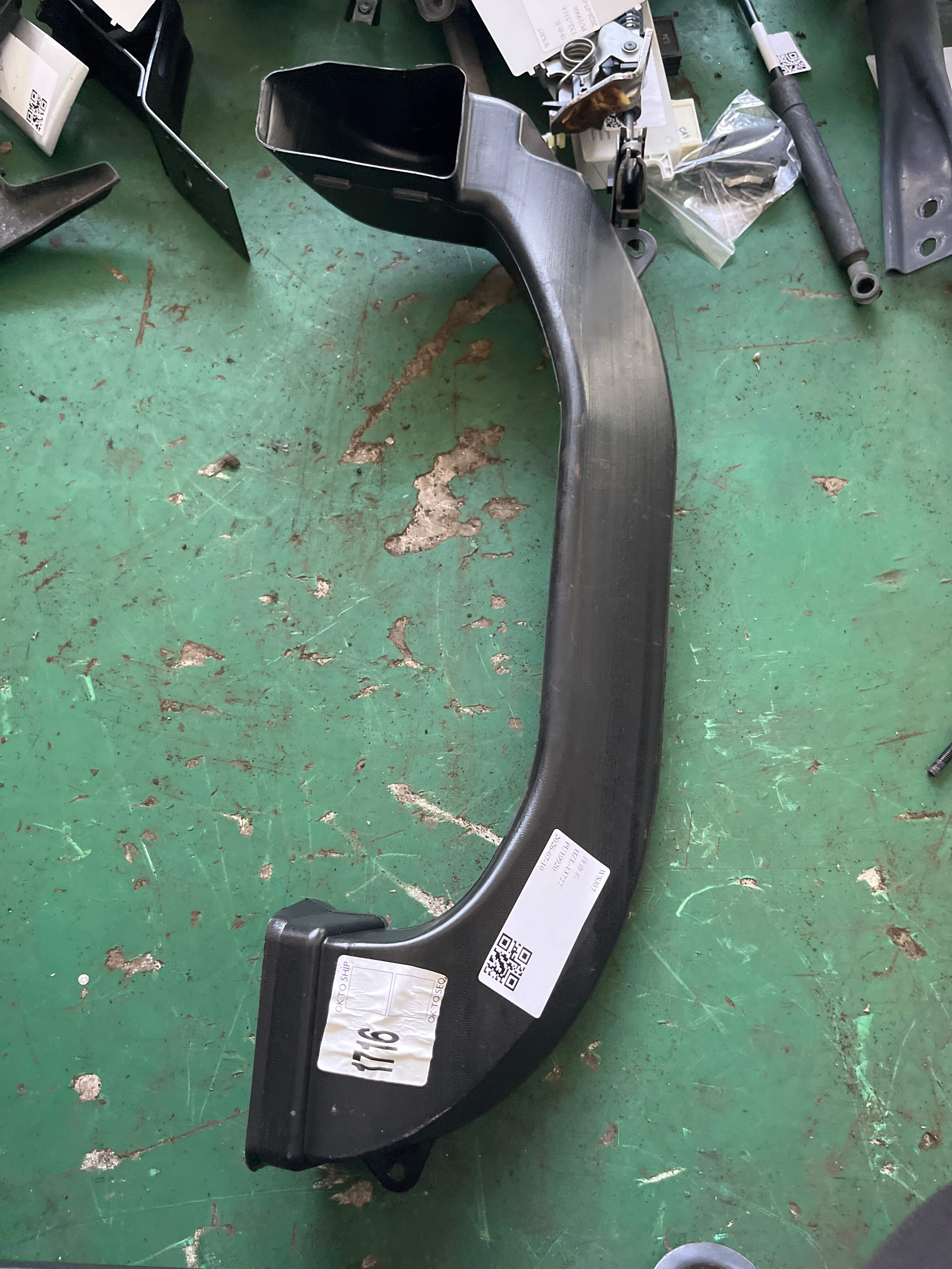 LR025075 Heater Outlet Duct, Left