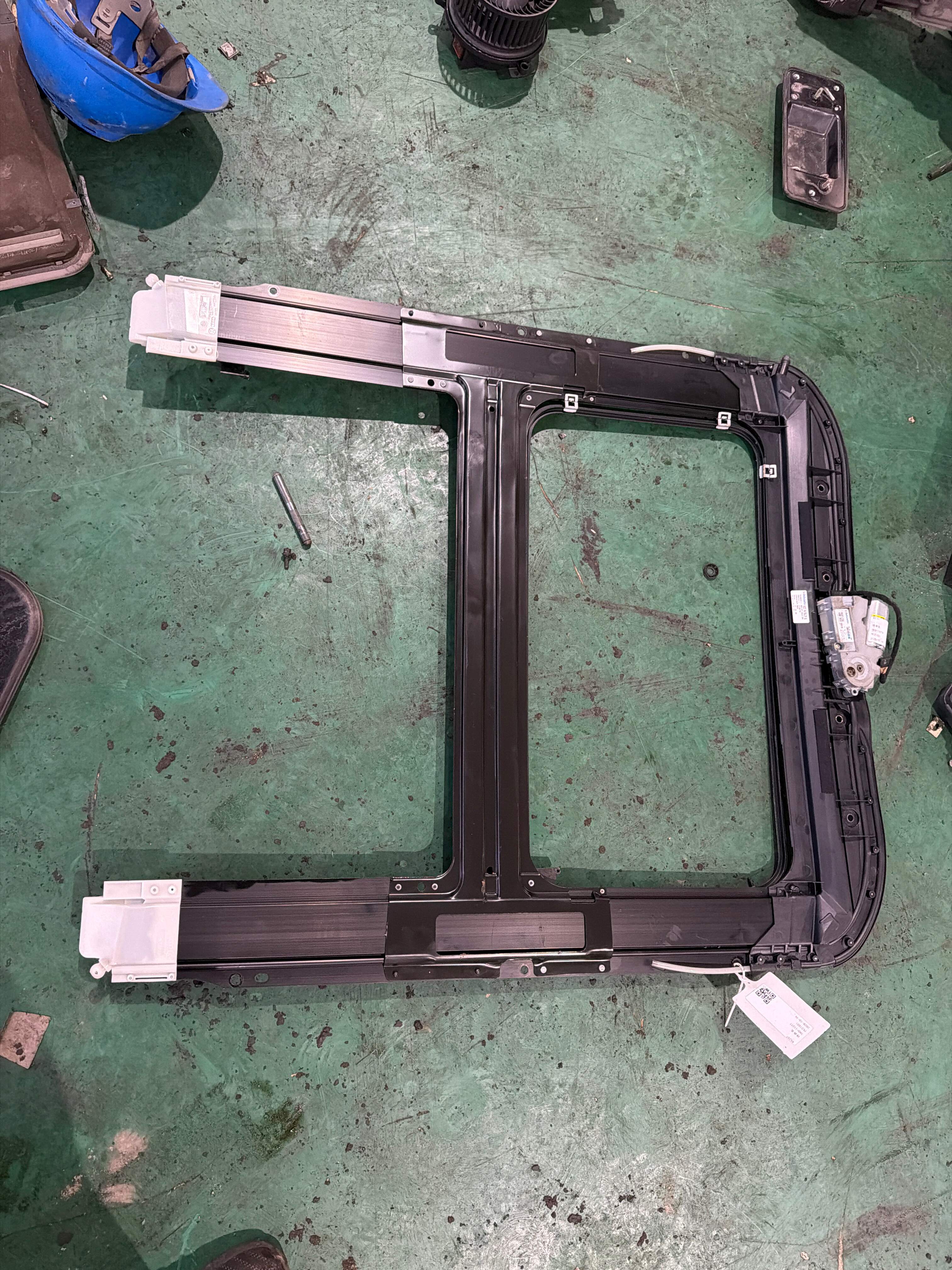 8E5877049 Sunroof Base