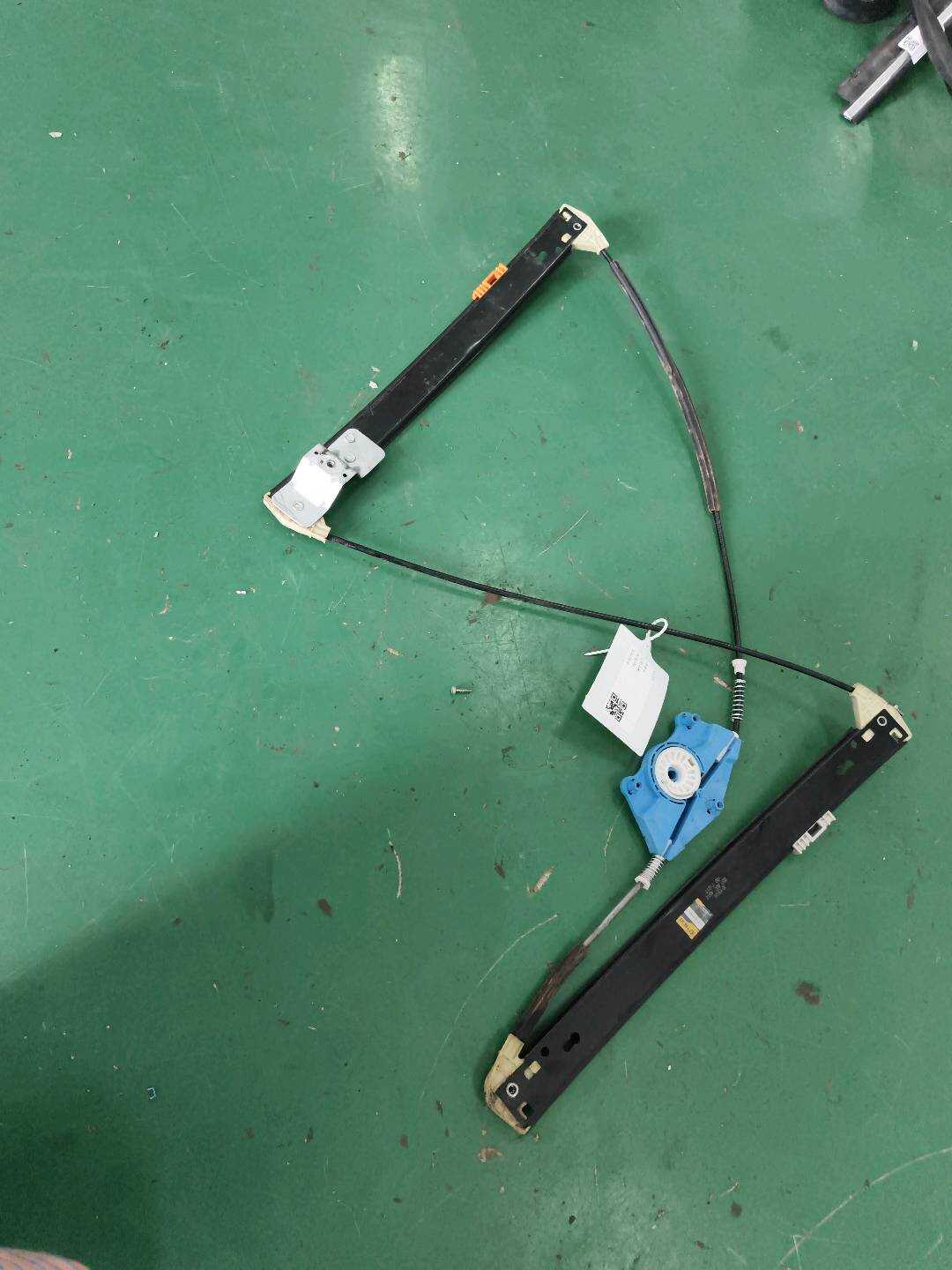 L8E0837461C 前门玻璃升降支架(左)