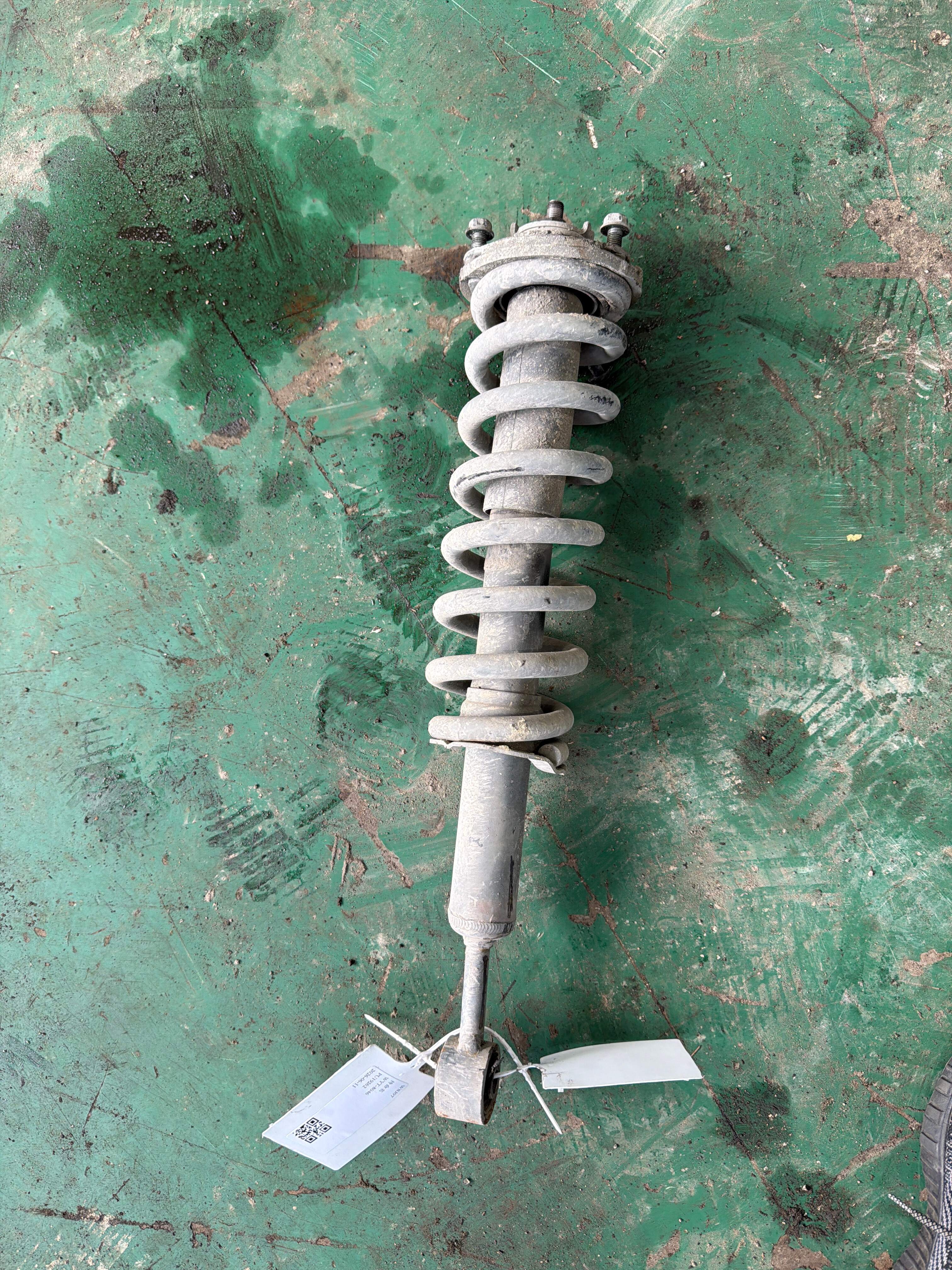 4851069415 Front Left Shock Absorber Assembly