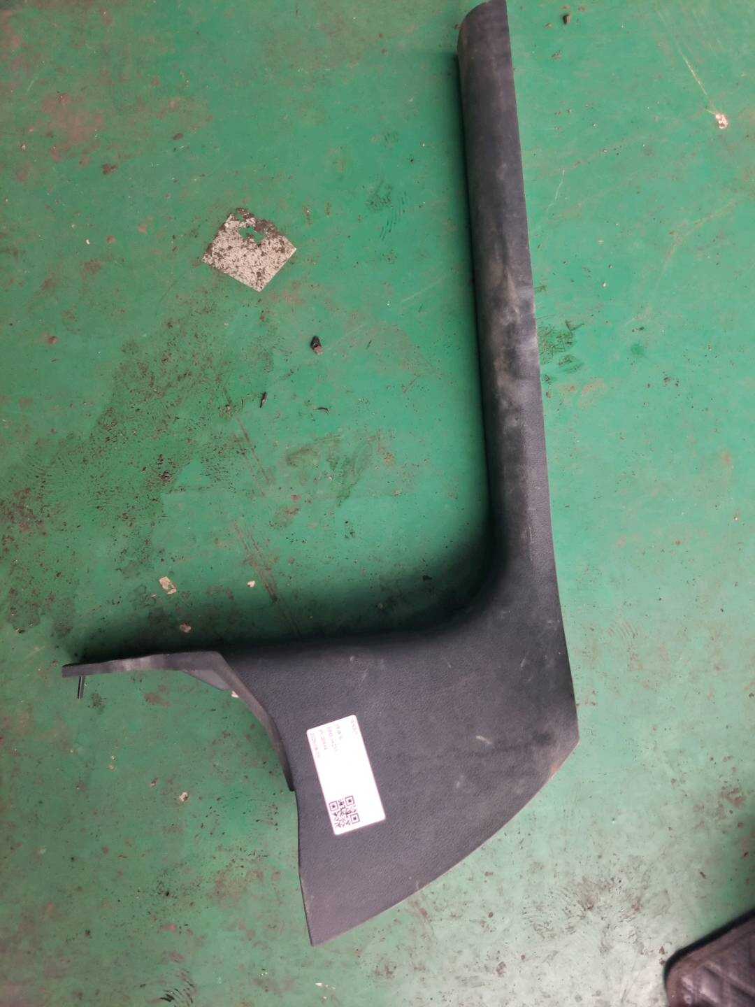 8U1867272 A柱内衬（右下）