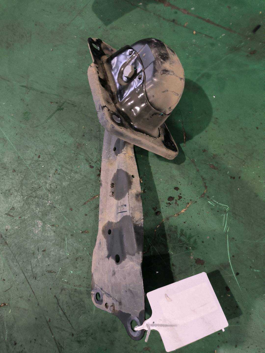 L5QL505223A 后从动臂（左）
