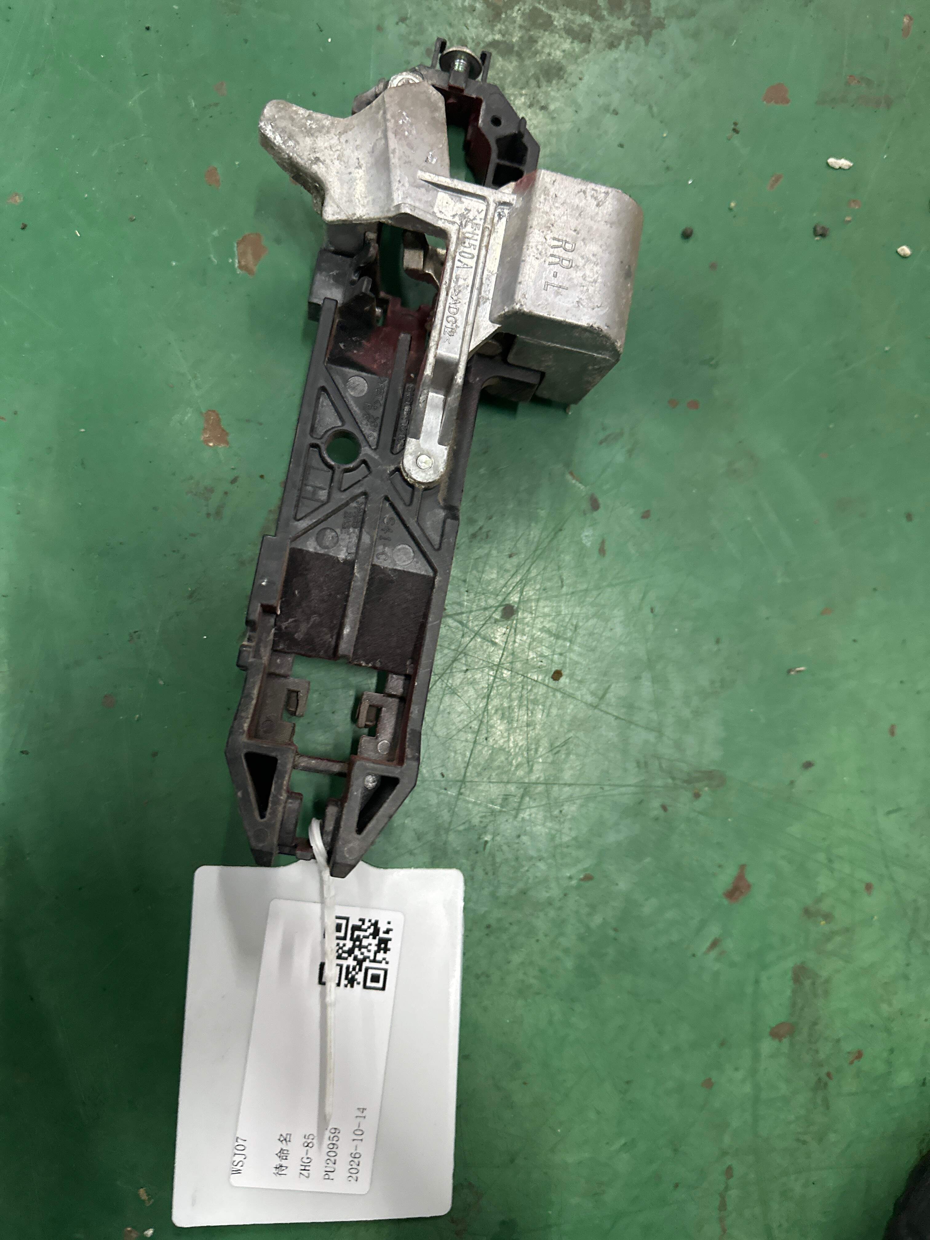 826111JZ0F 后门外拉手固定框（左）