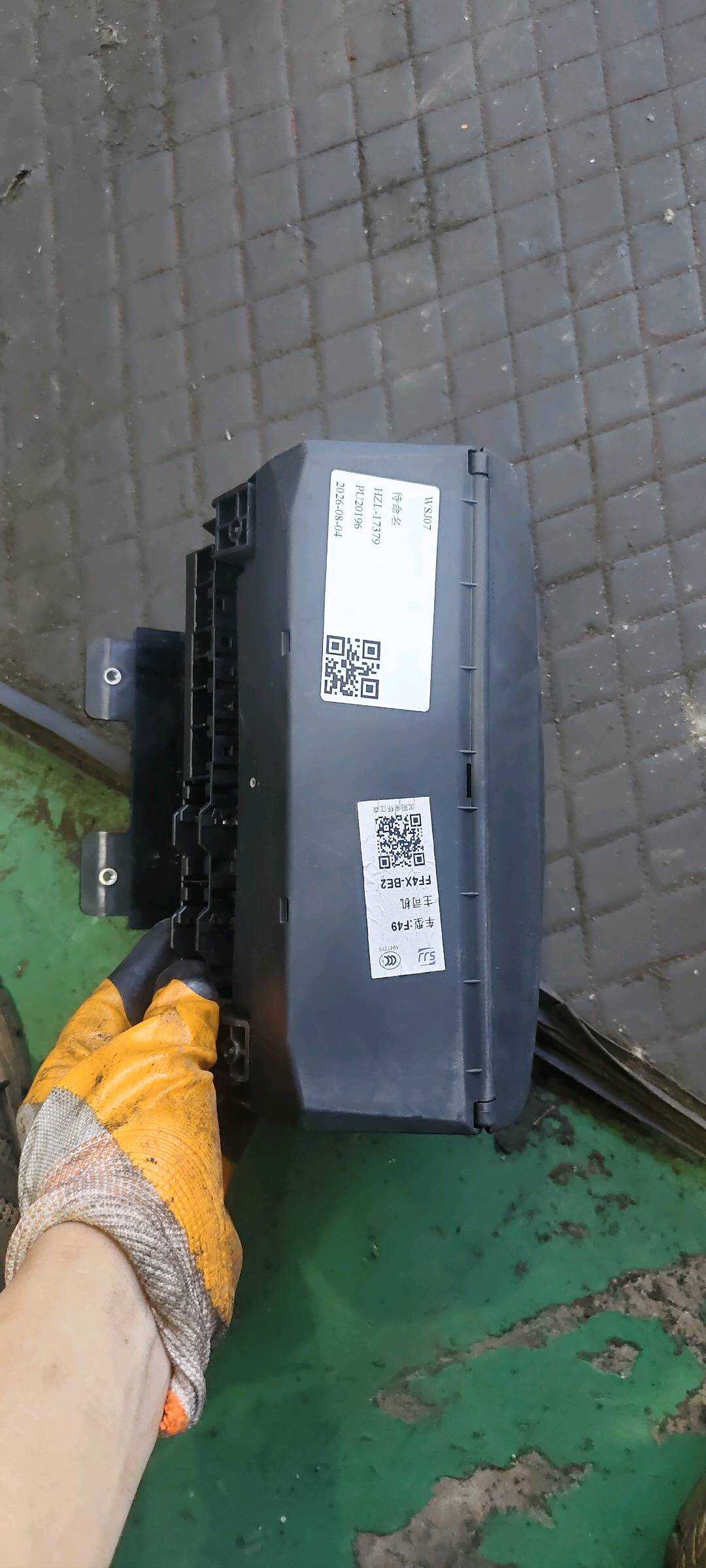 52107393683 前座椅骨架杂物箱(左)