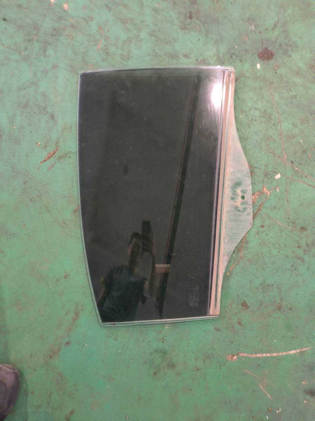 1068002137 右后车门玻璃