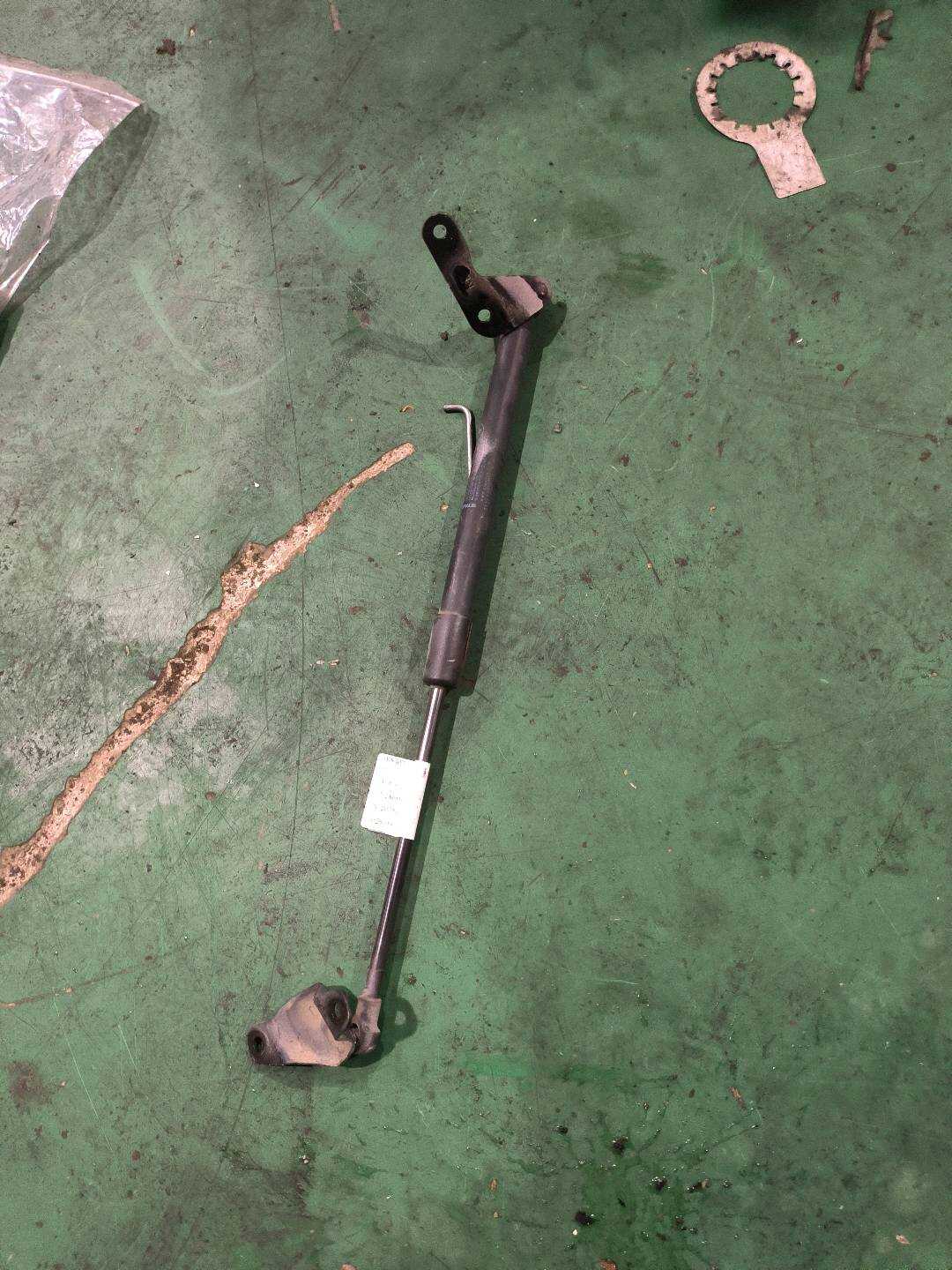 51247060622 尾盖撑杆(右)