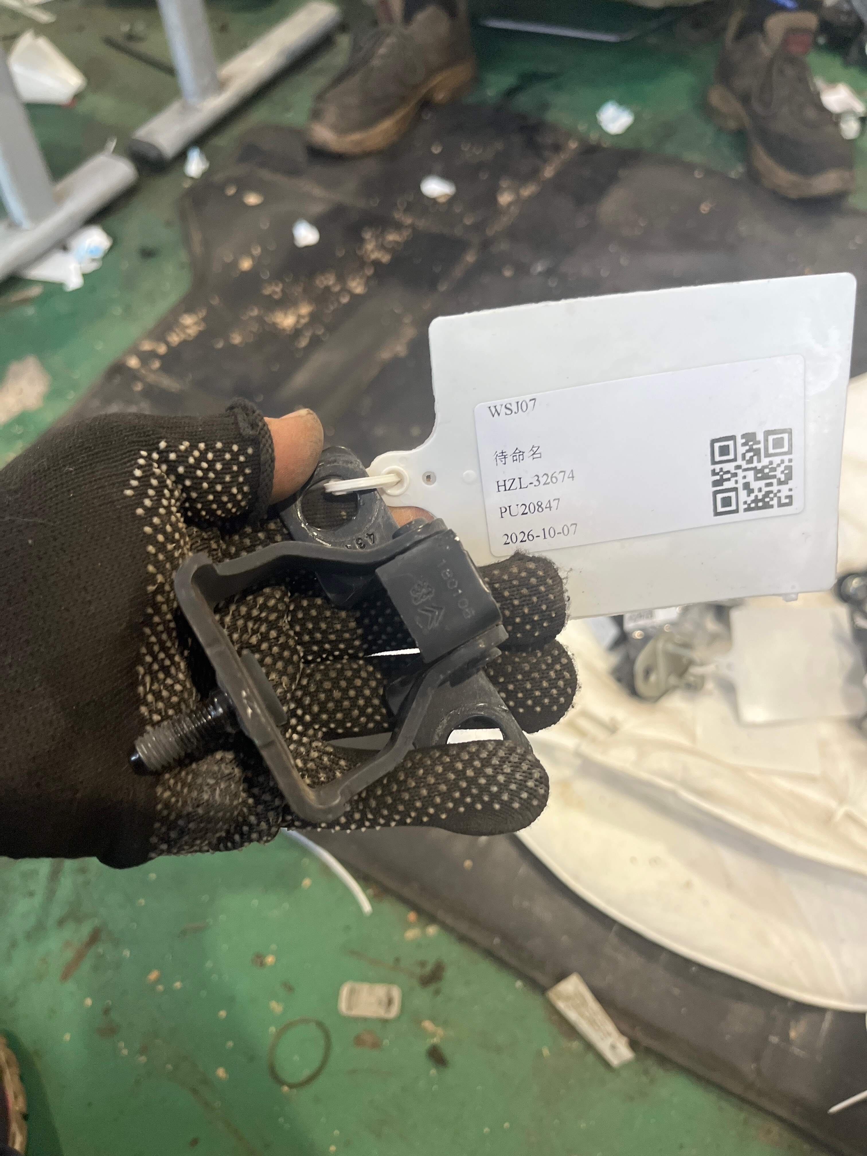 9813973480 尾盖铰链(右)