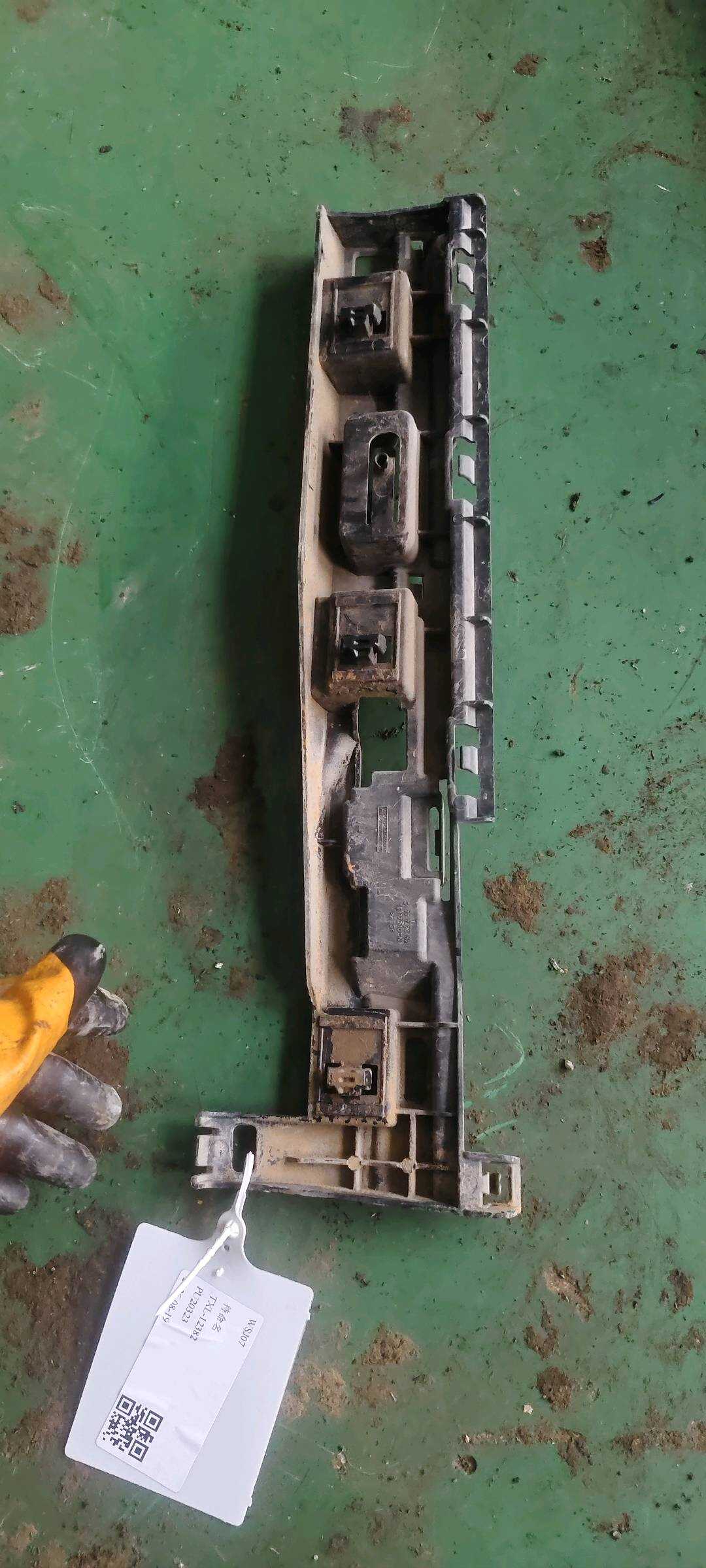 51775A02D10 底大边支架(右后)