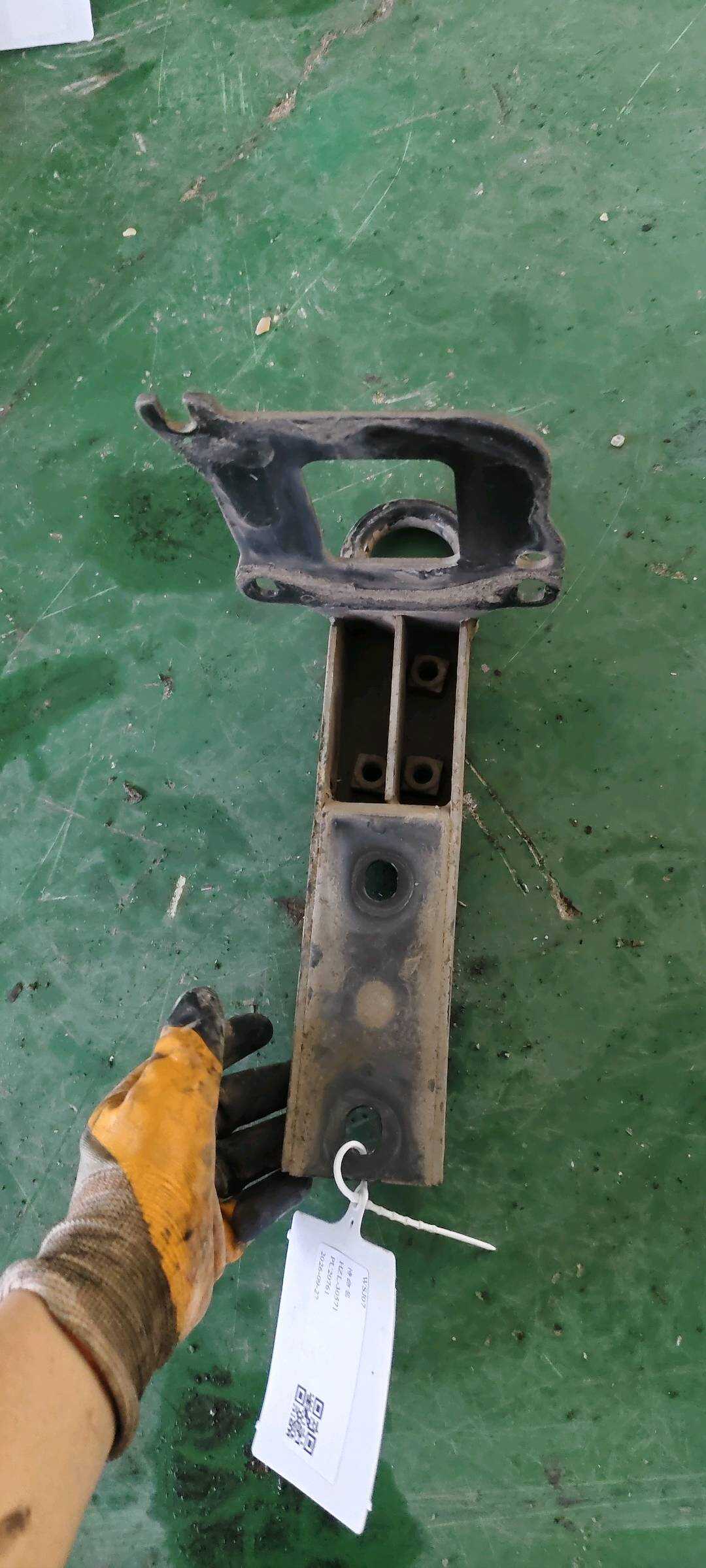 LR044060 Bracket