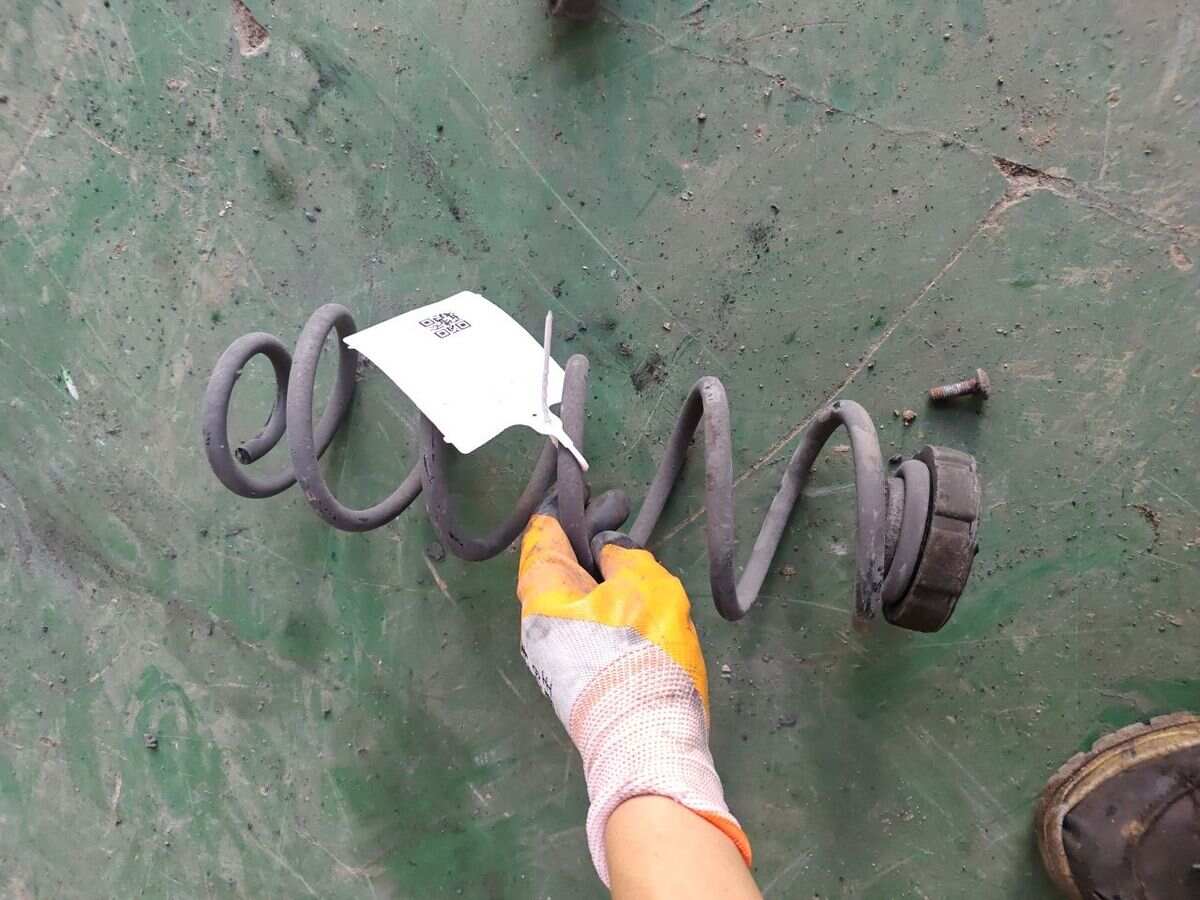 L8KD511115C Rear Shock Absorber Coil Spring