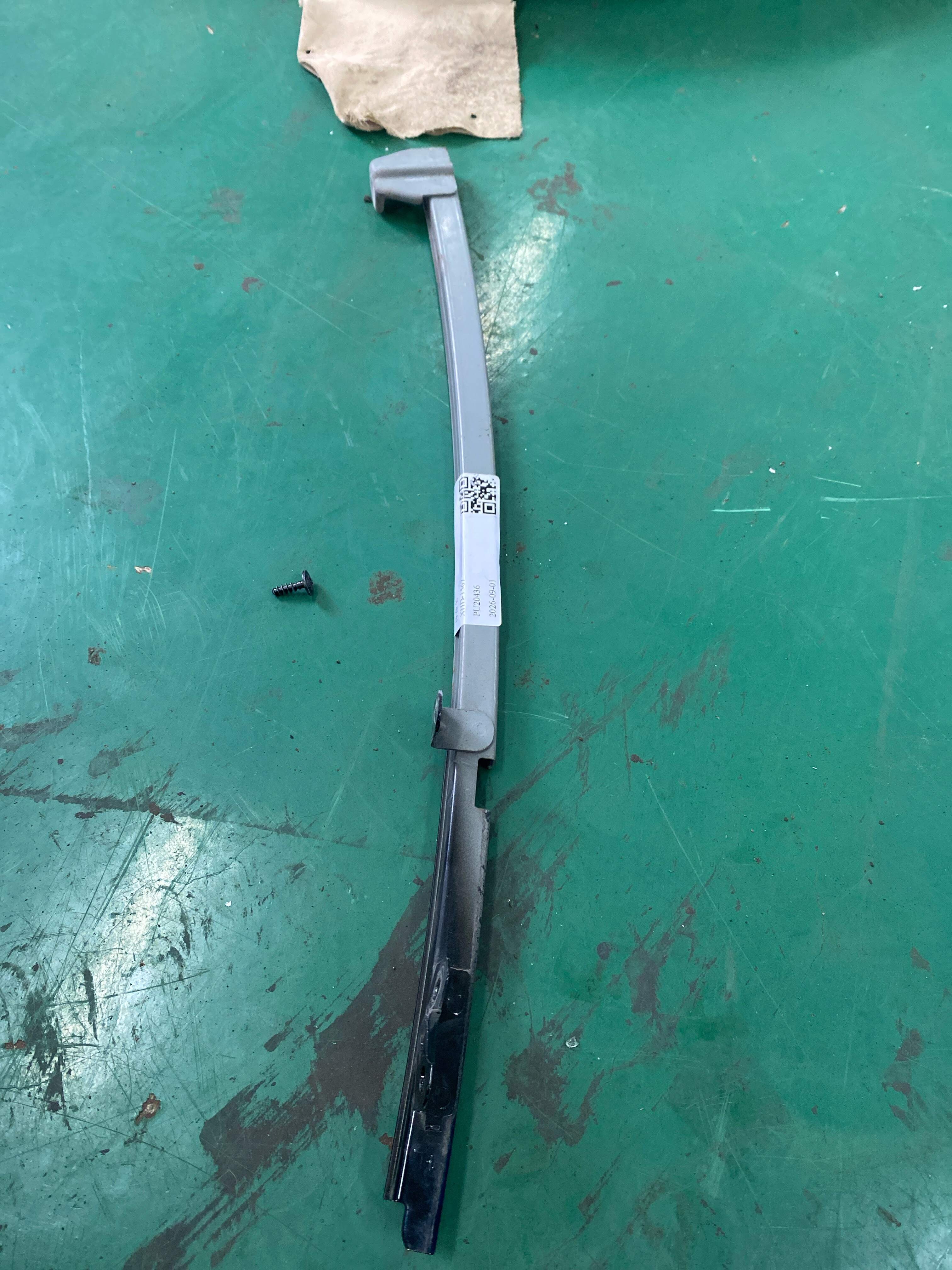 6740848050 后门玻璃导轨（左后）