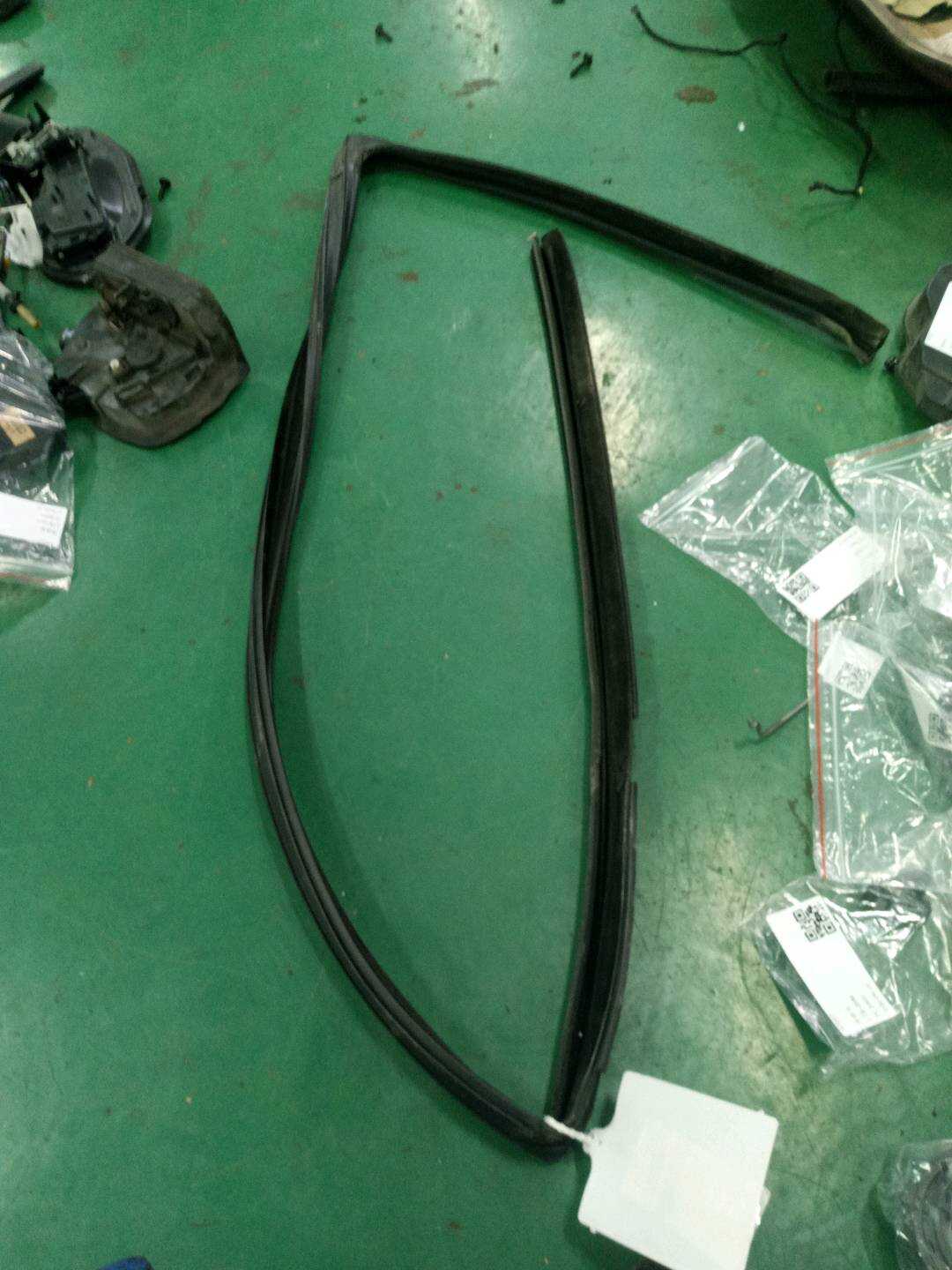 51327020578 前门玻璃绒槽(右)