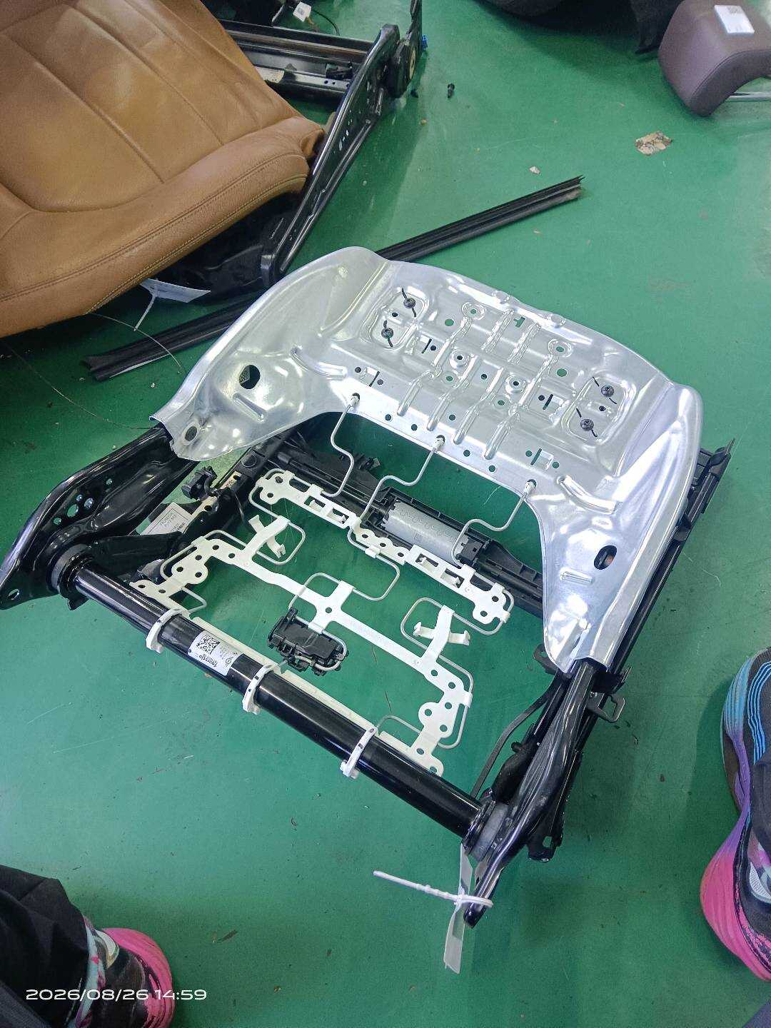 52107911654 副驾驶员座椅底座骨架