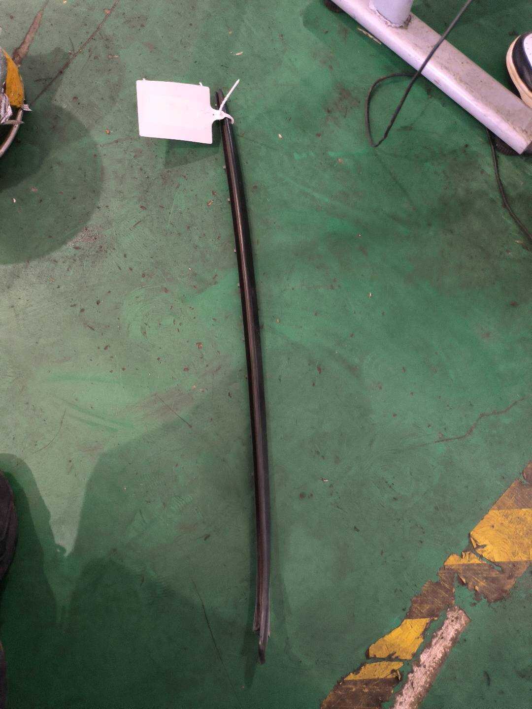 51317258187 前风挡玻璃胶条(左)