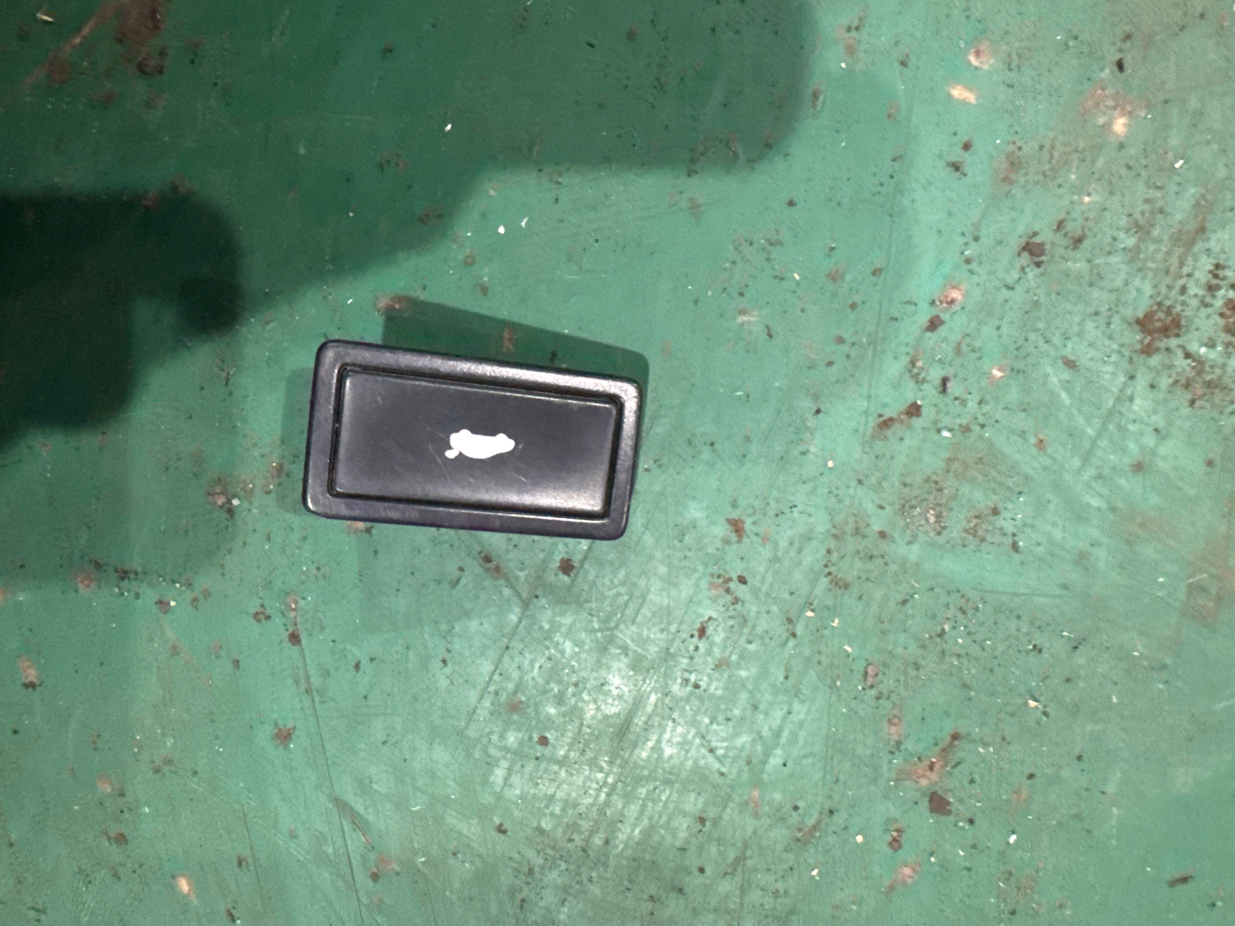 4G0959831A 尾盖开启开关(车内)