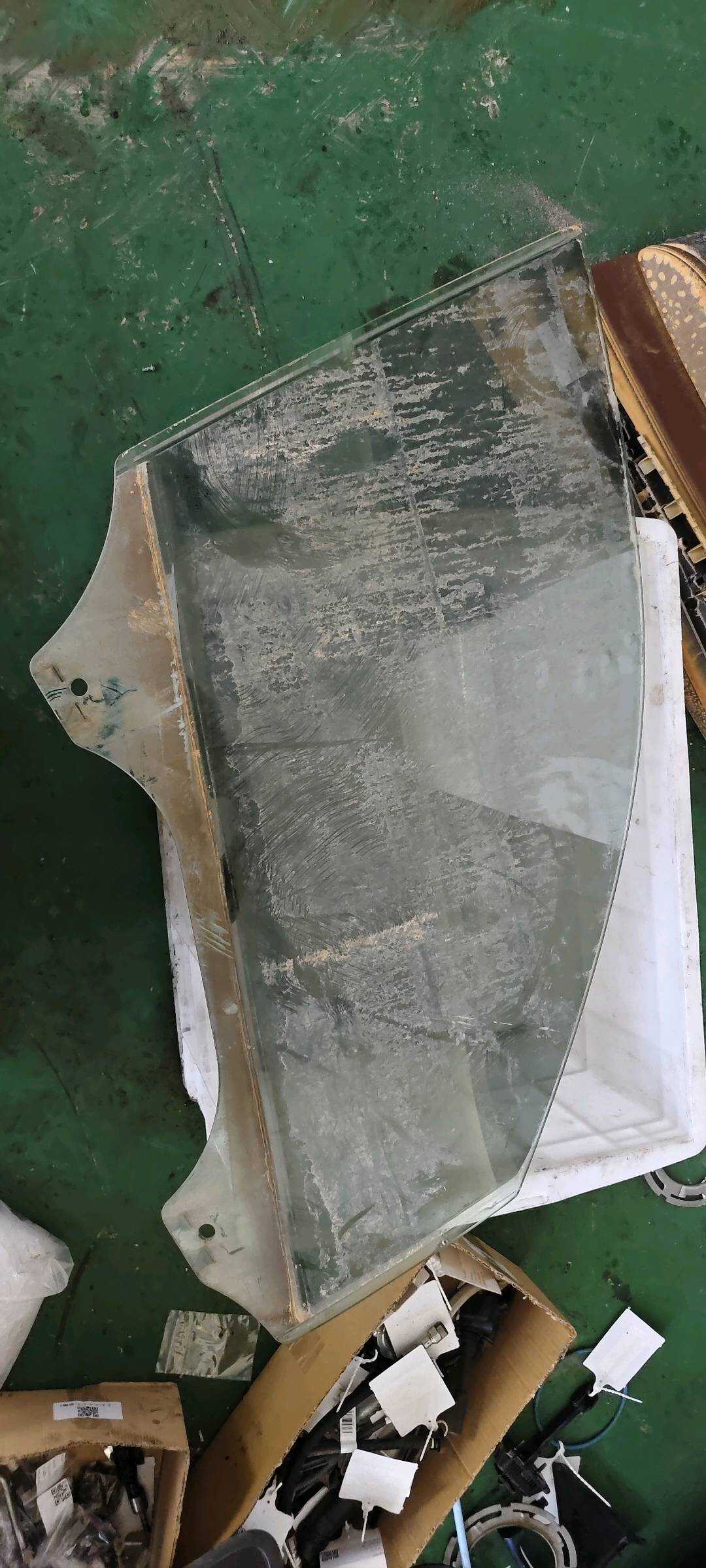51337292914 前门玻璃(右)