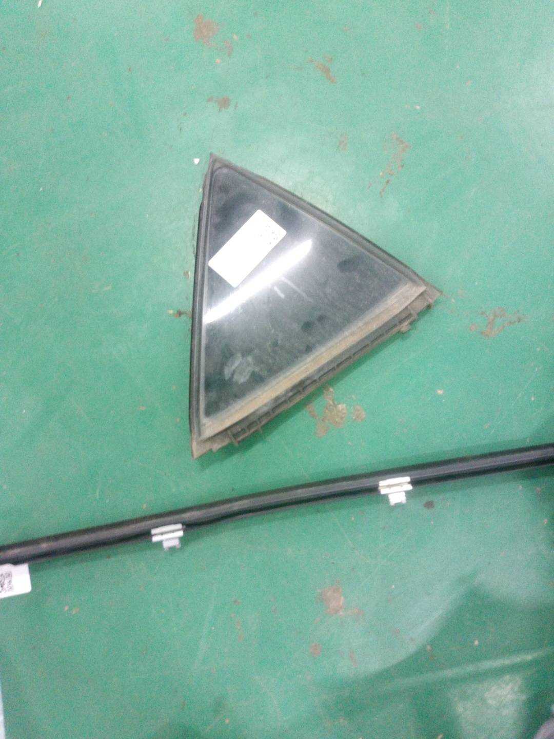 6812302440 后门三角窗玻璃（右）