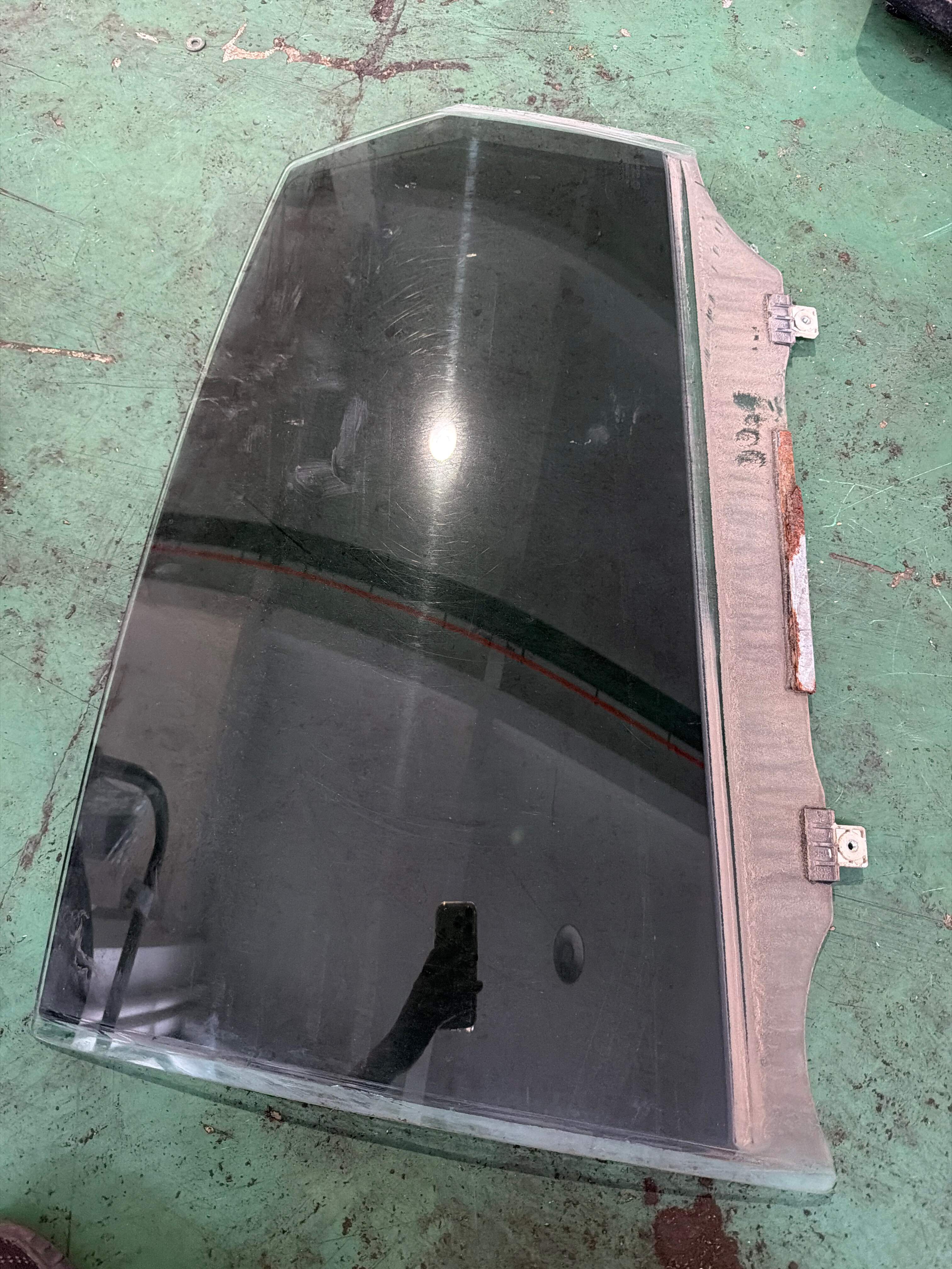 823012DR0A 后门玻璃(左)