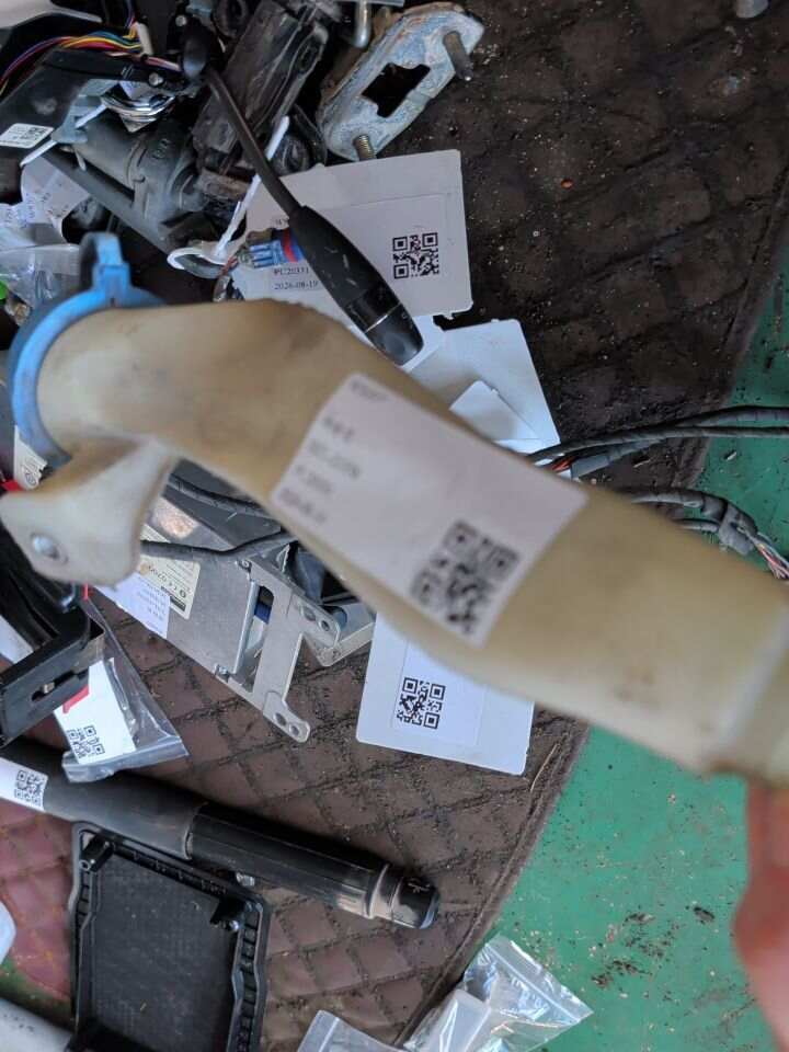 A1648600064 前风挡雨刮水壶加注管
