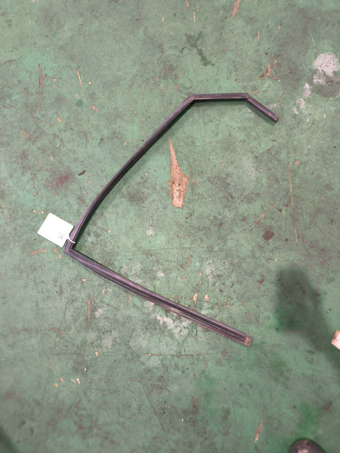 83540B3000 后门玻璃绒槽(右)