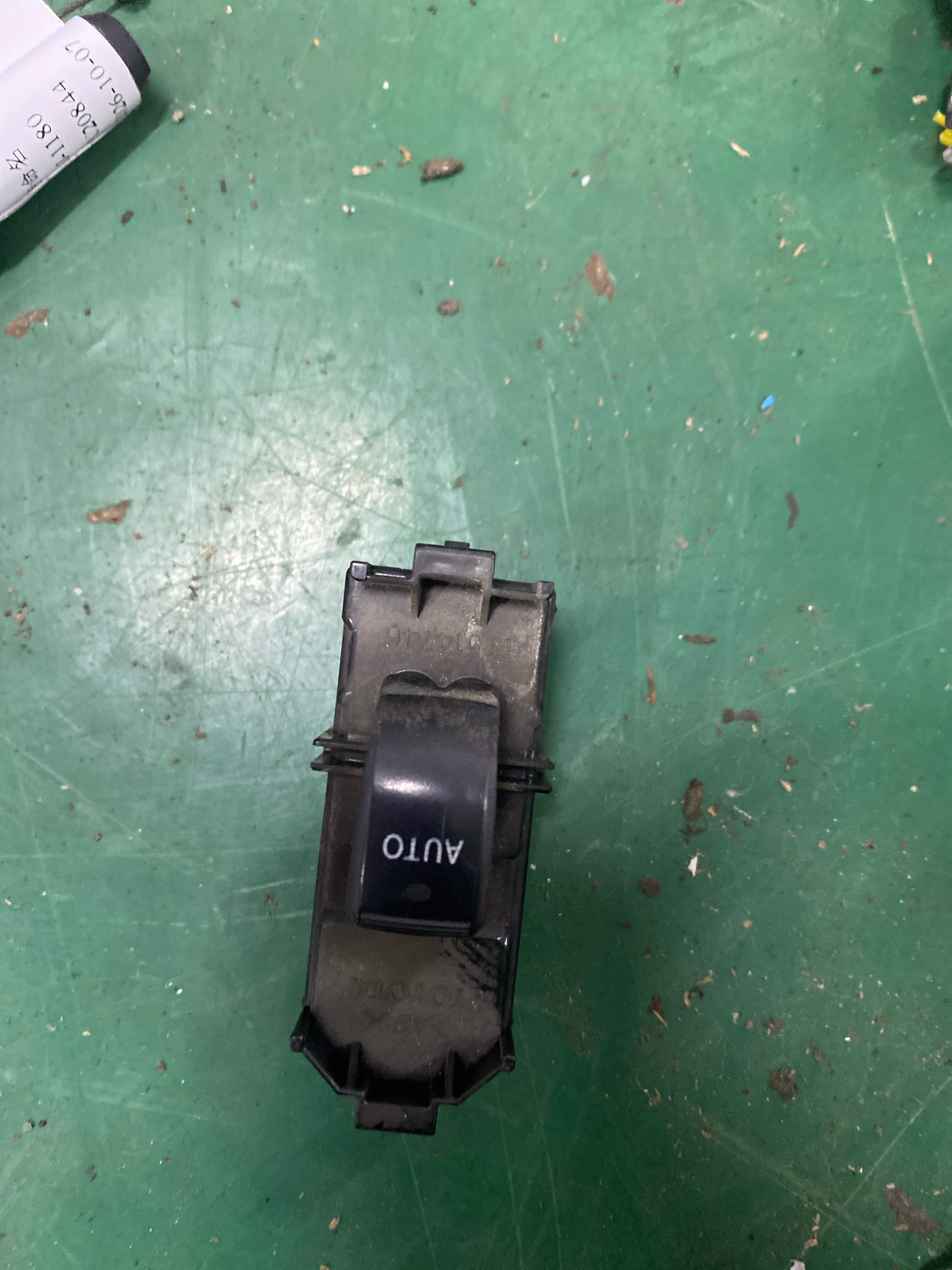 8403060023 前门玻璃升降开关（右）