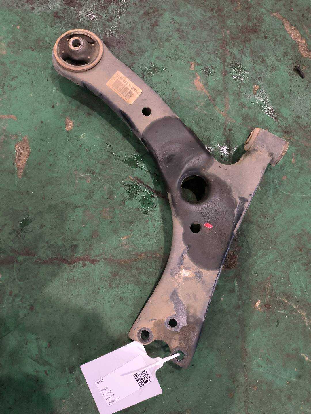 1014026754 Front Right Lower Control Arm Assembly