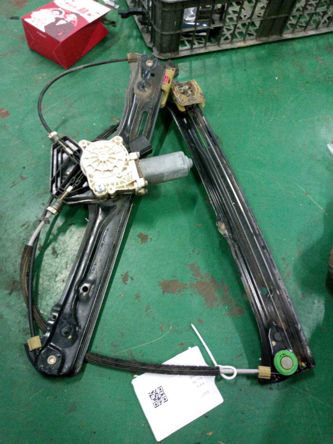 51337292904 前门玻璃升降支架（右）