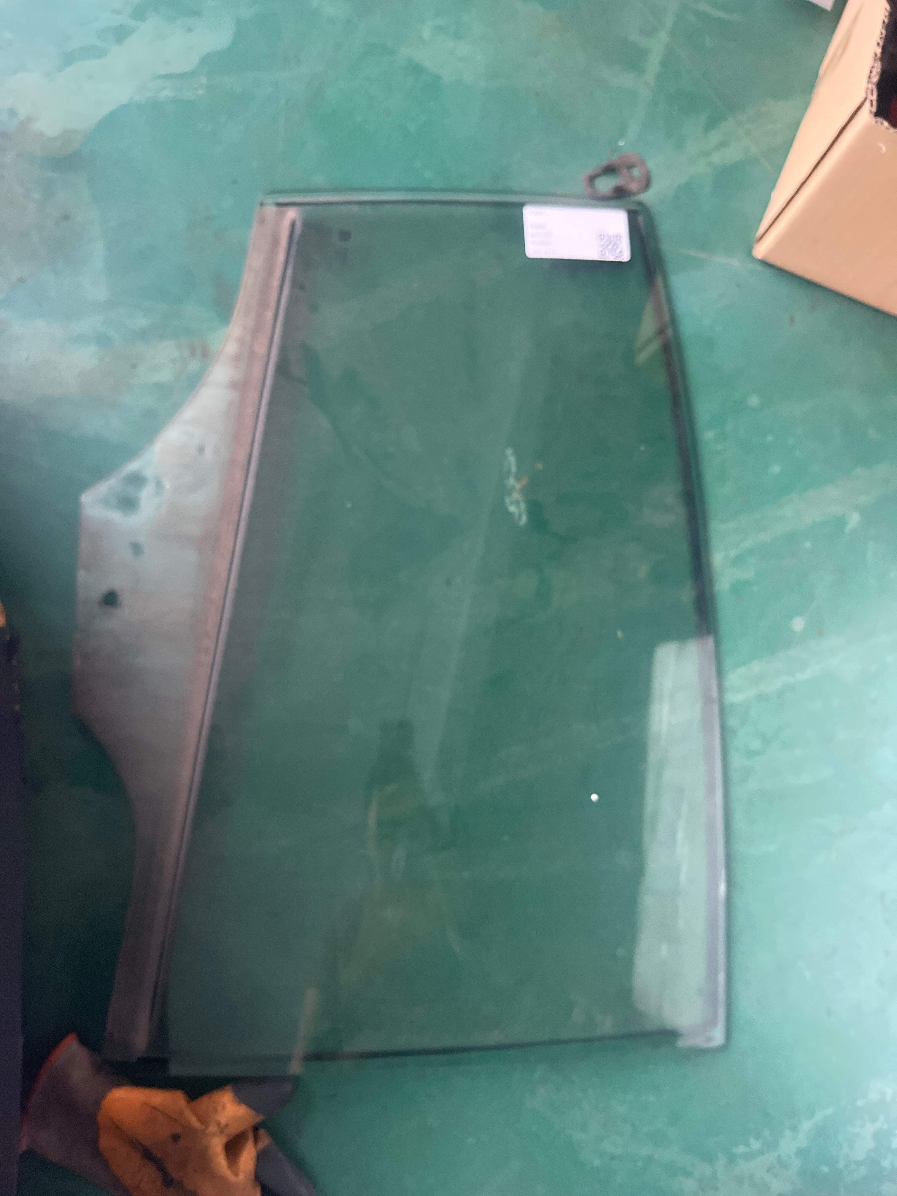 22870569 Rear Door Glass, Right