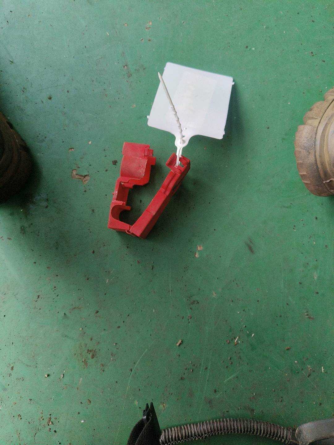 12427588107 盖板 蓄电池 正极