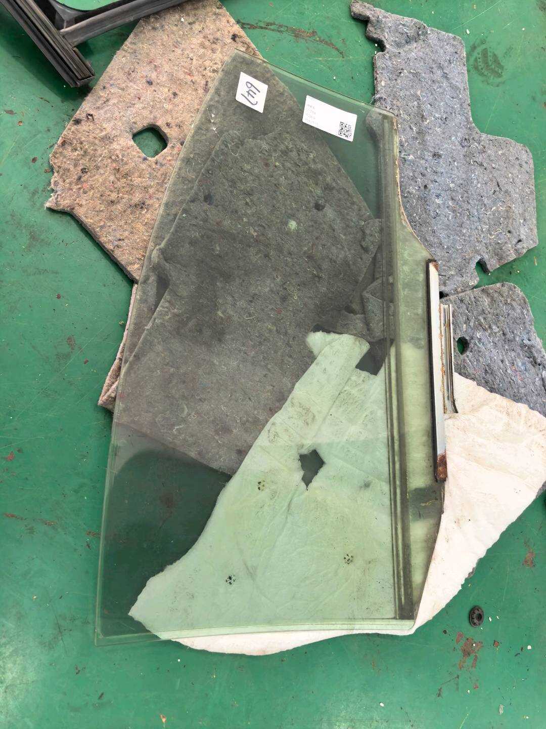 6811333160 后门玻璃（右）