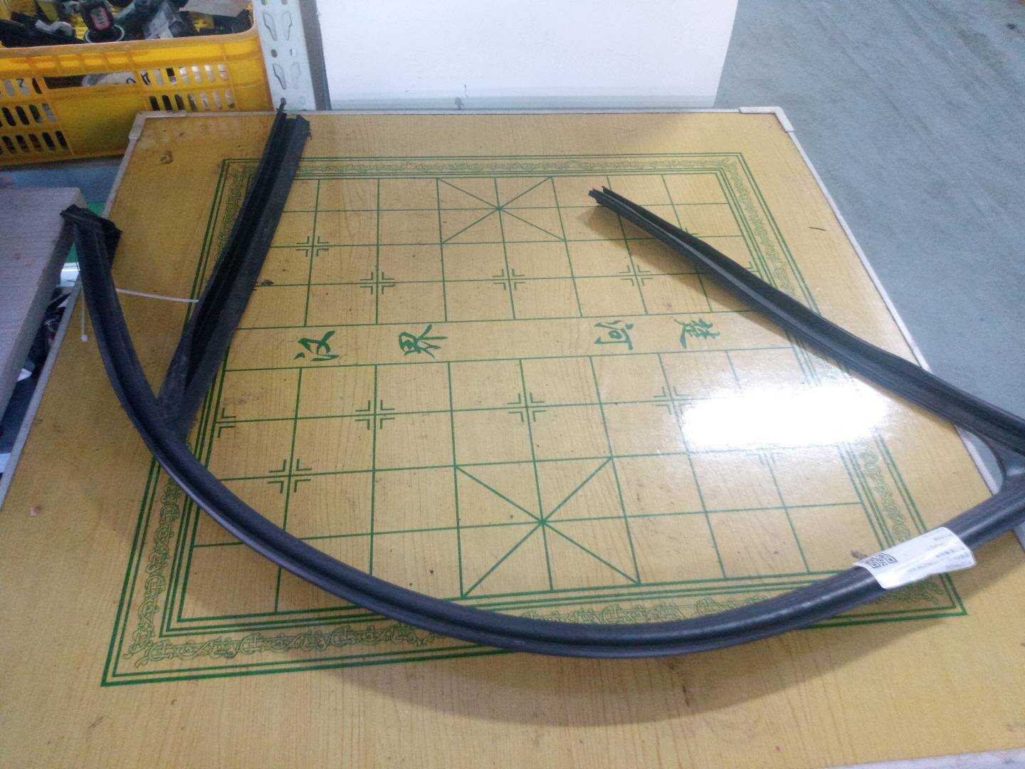 51337060242 前门玻璃绒槽(右)