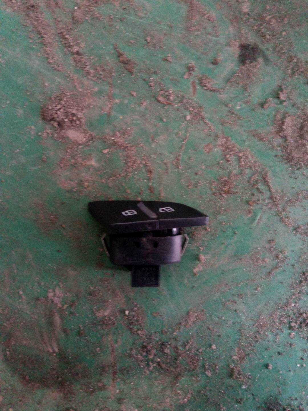 L8RD962107 前门锁止开关(左)