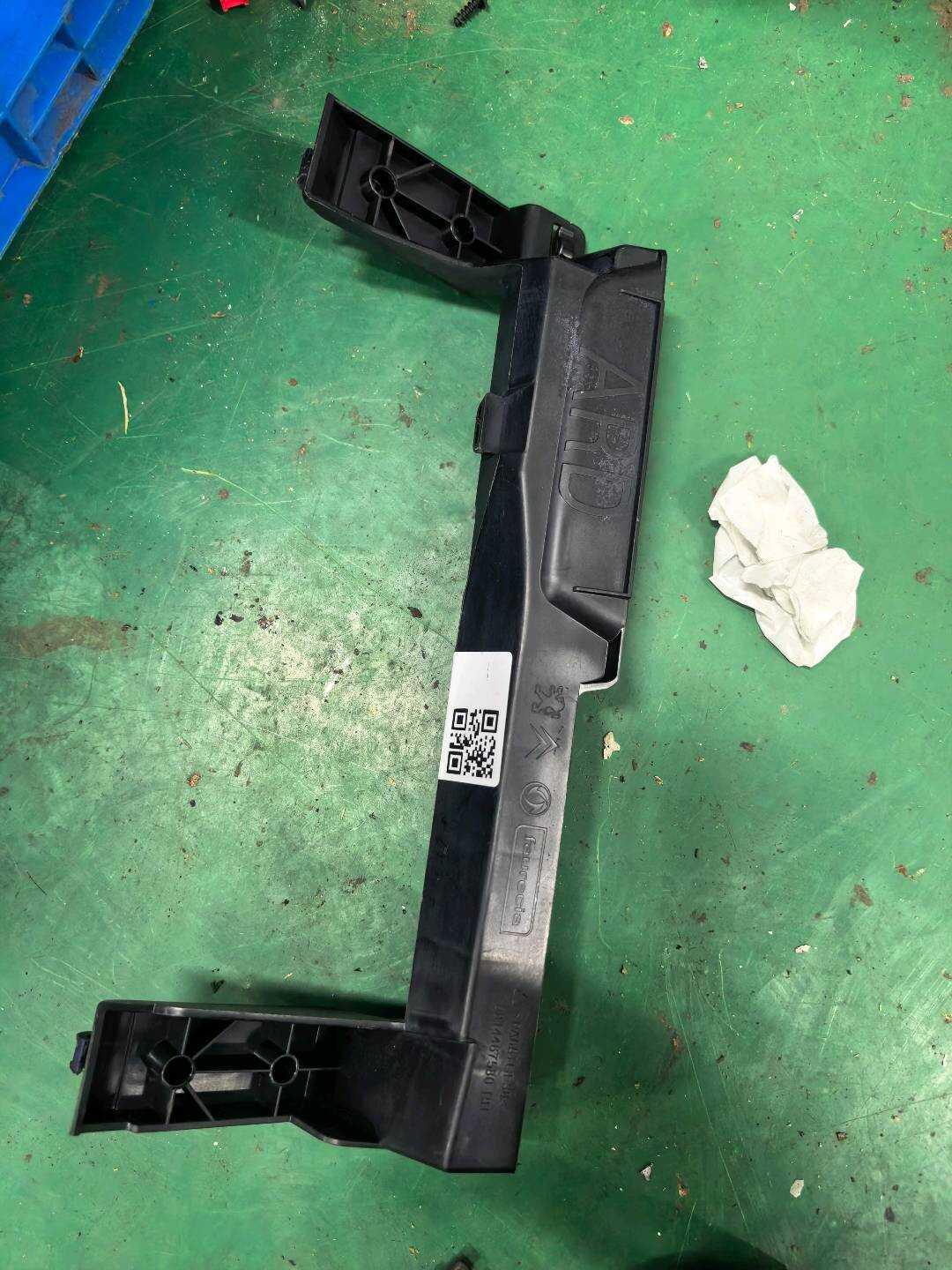 YL00521880 后门扶手支架（右）