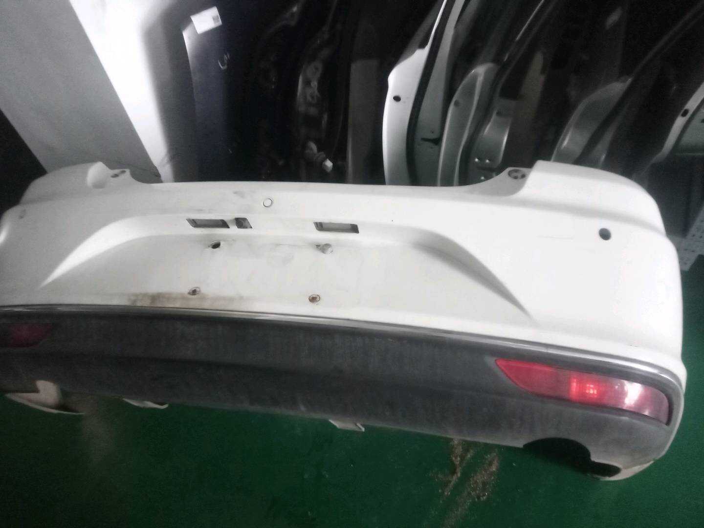 1018063196 后保险杠皮