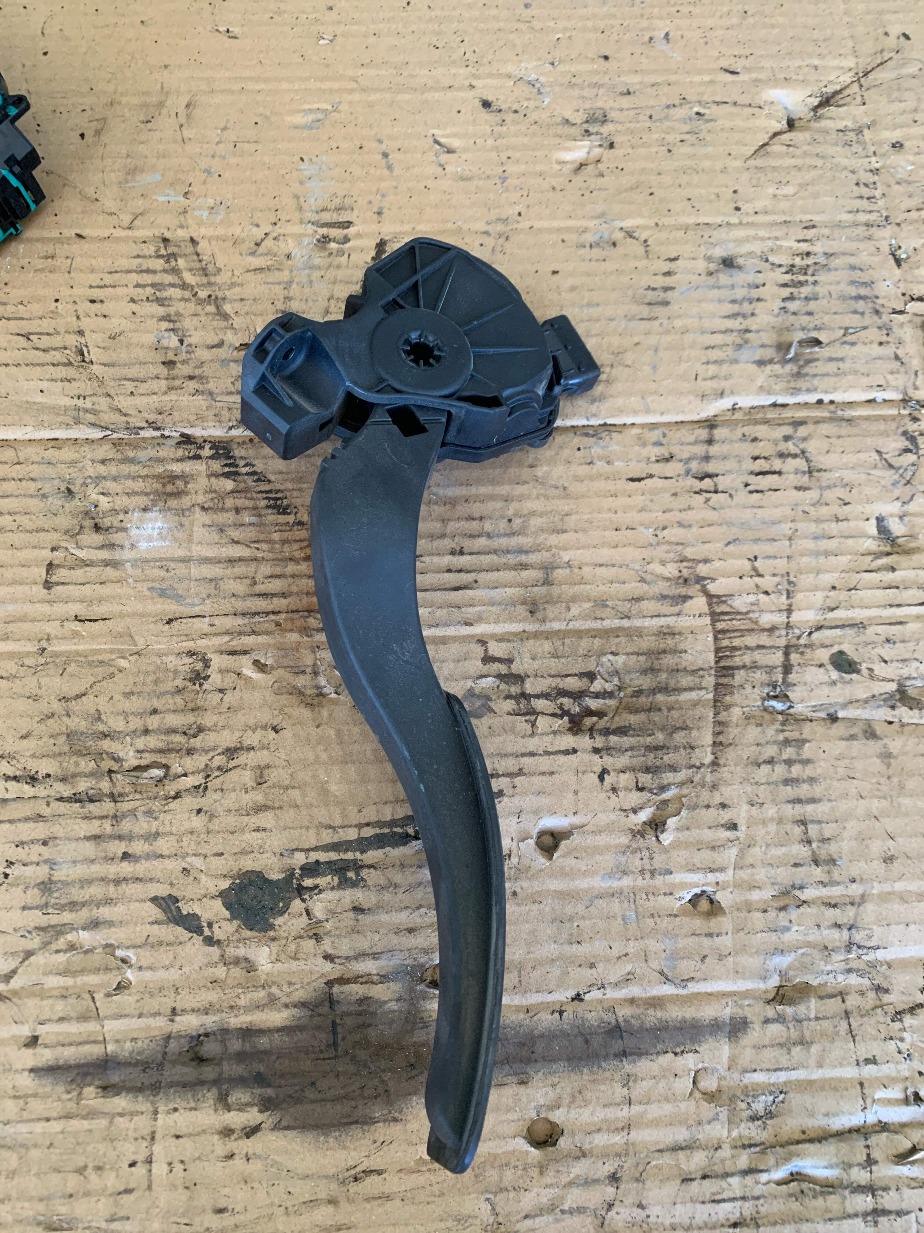 9039438 Accelerator Pedal