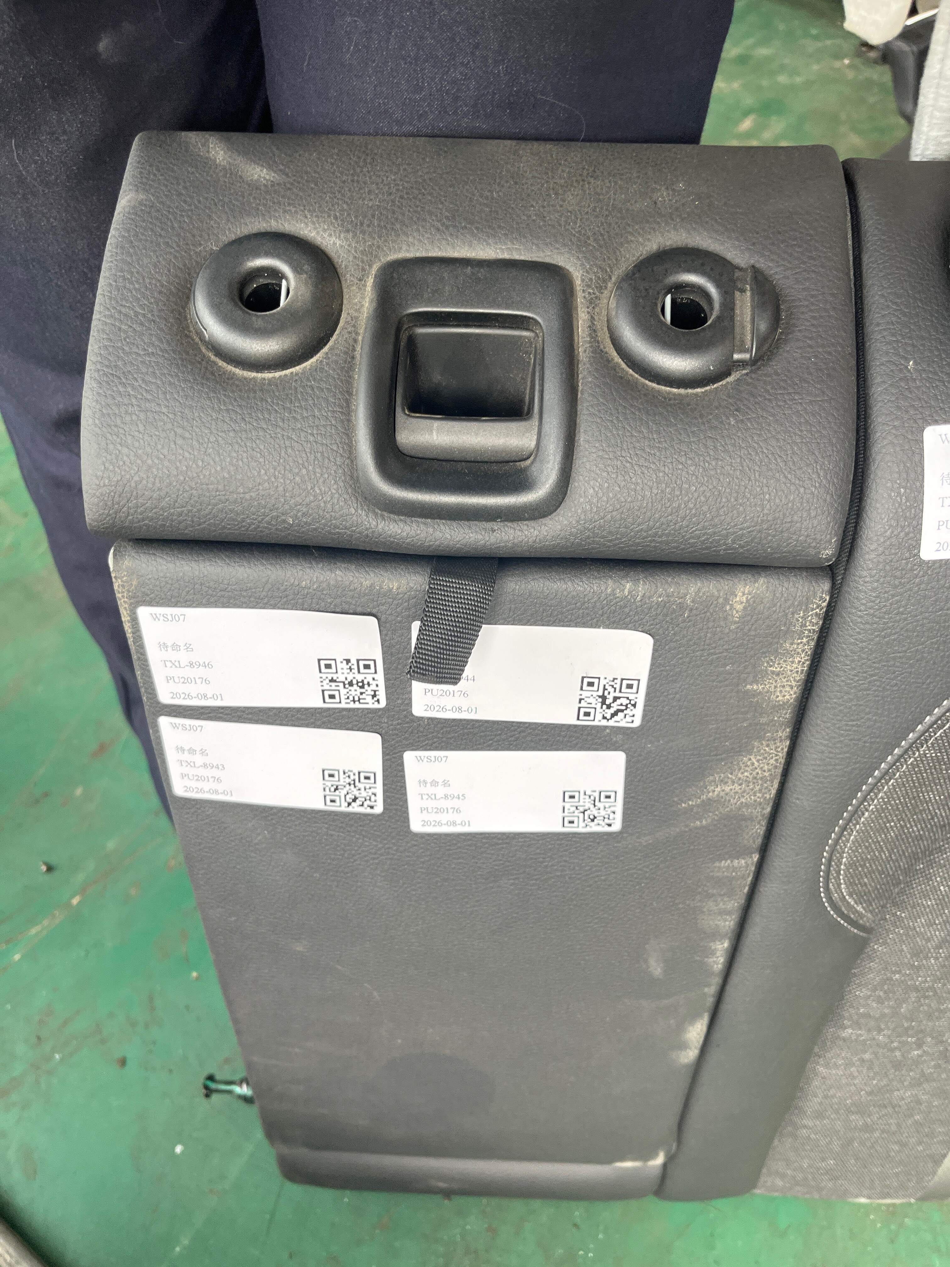 52209108338 后座位扶手托臂