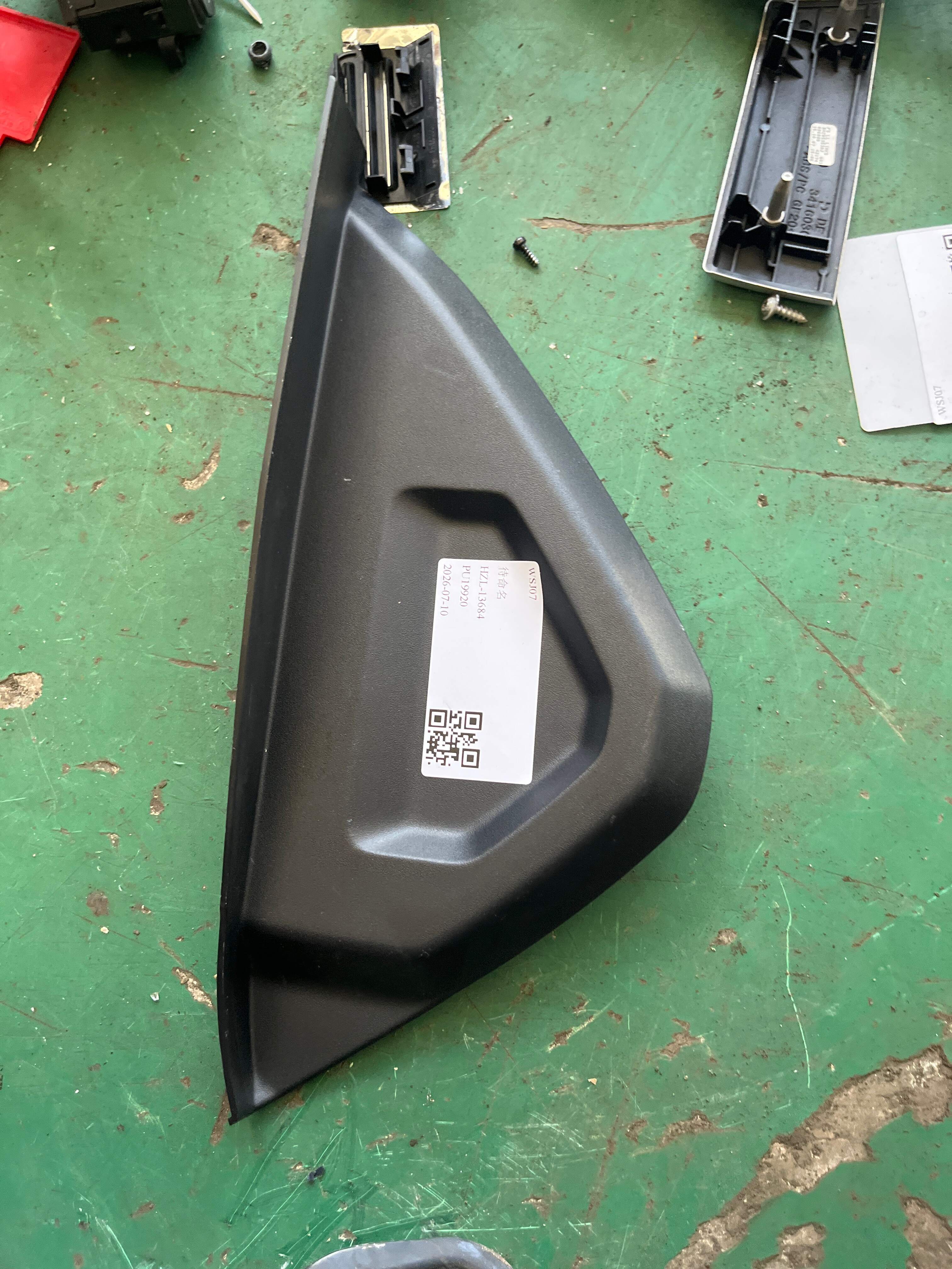 LR026091 Dashboard Side Trim Panel, Right