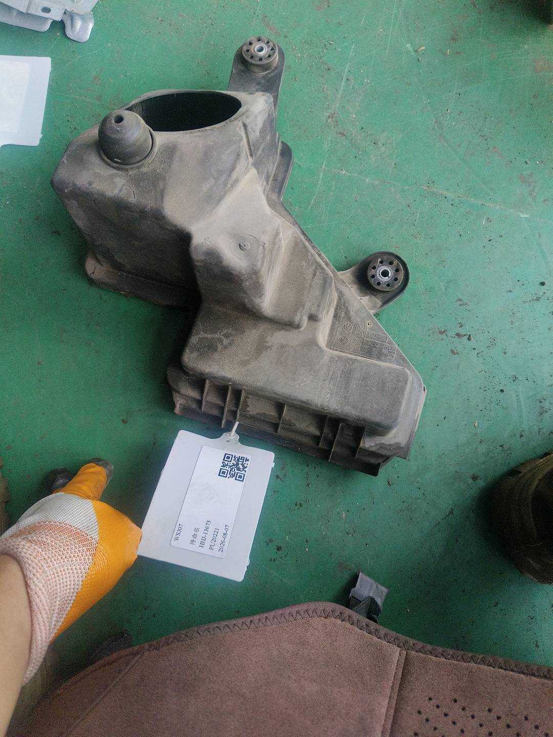13717571983 Air Filter Intake Pipe, Left