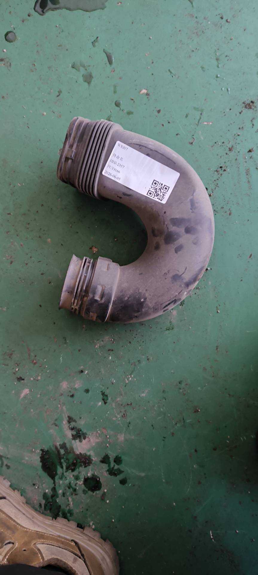 L1KD129618B 空气滤清器进气管