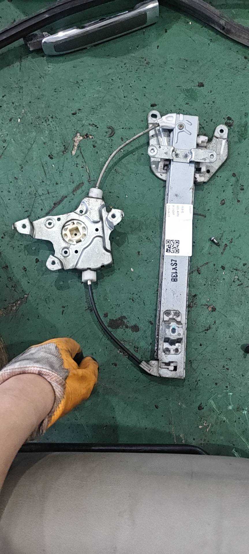 82720EW800 后门玻璃升降支架(右)