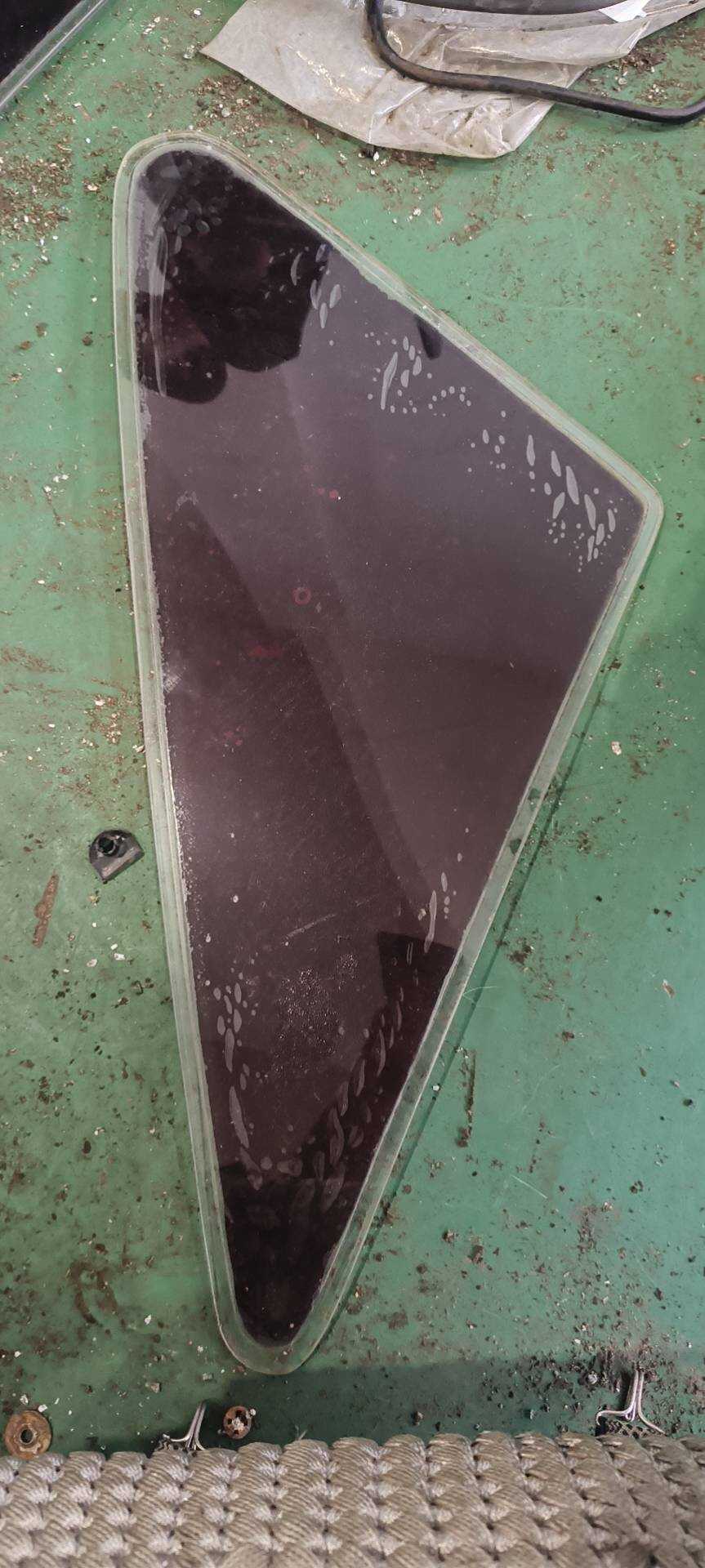 327845301 侧窗玻璃