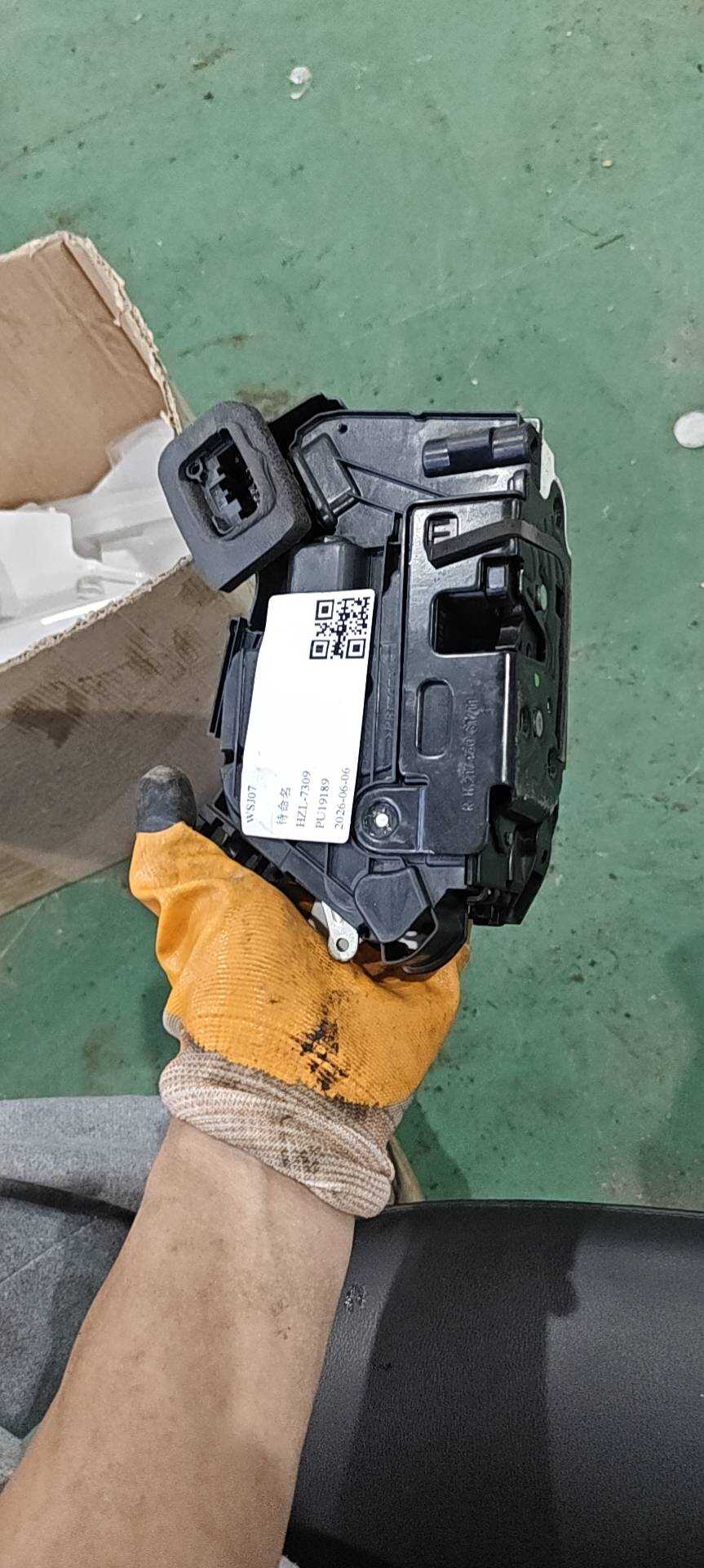5K1837016H 前门锁总成（右）