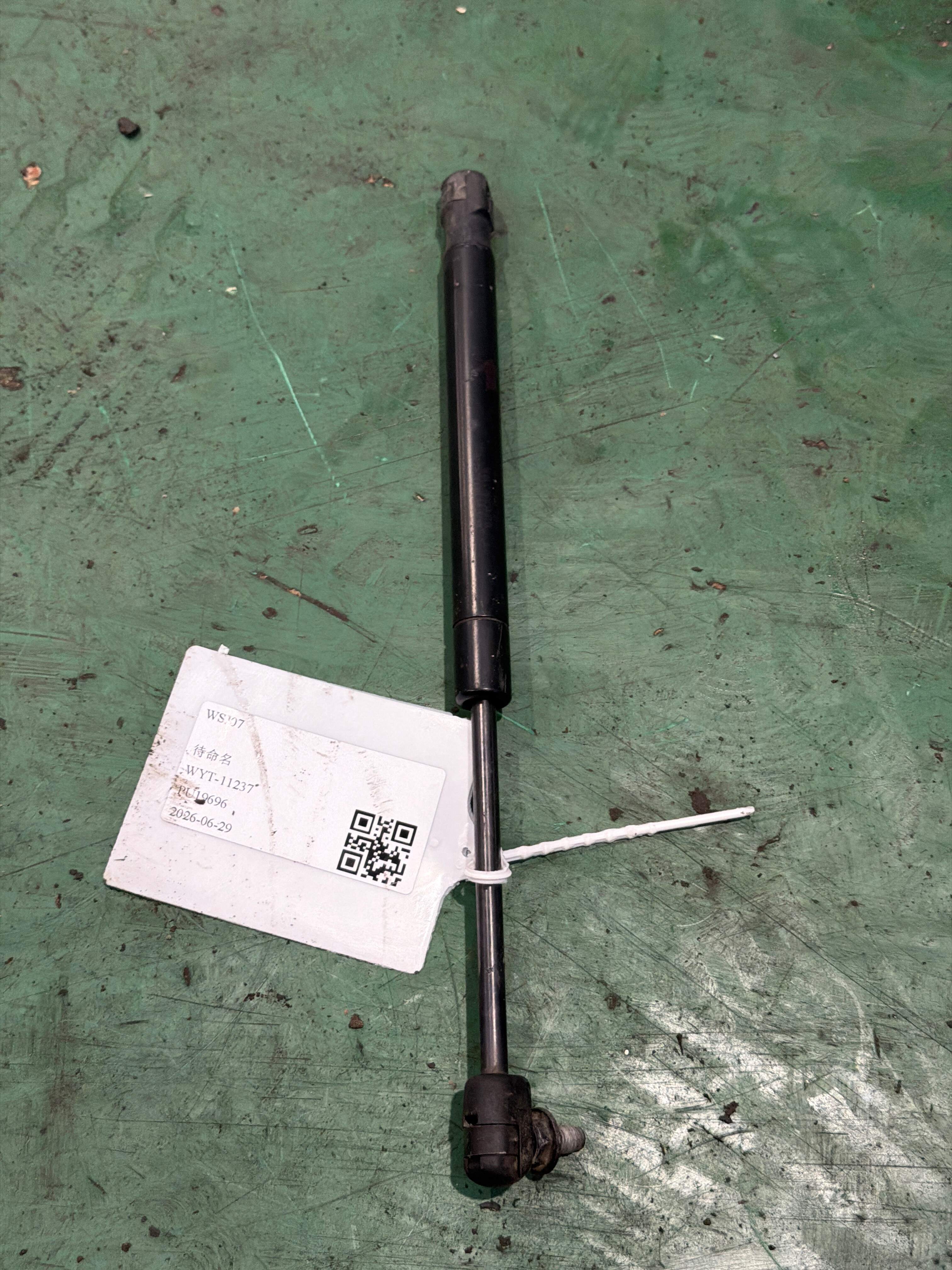 654701CA0A 前机盖撑杆（右）