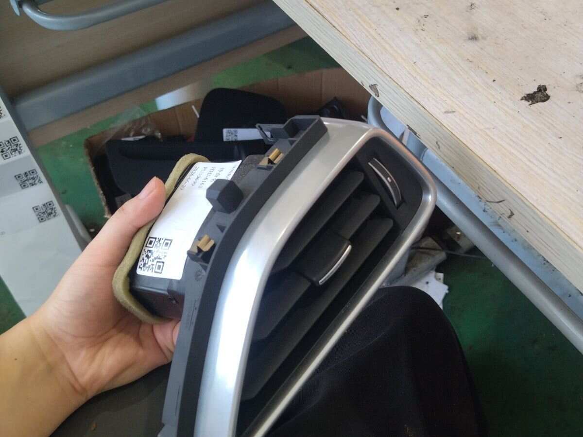 T2H3146 Dashboard Vent, Right